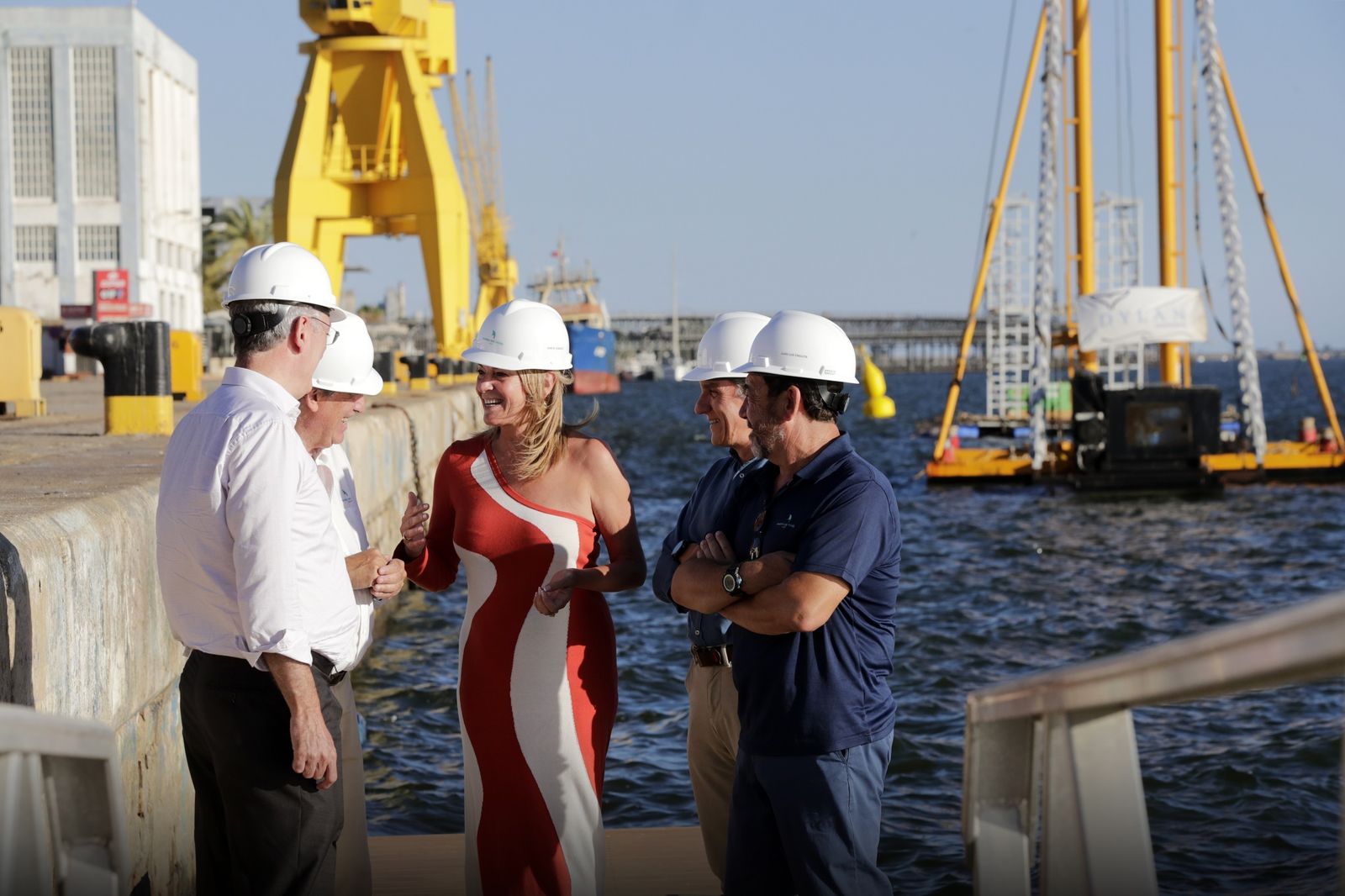 Pilar Miranda visita las obras en la Marina del Odiel.