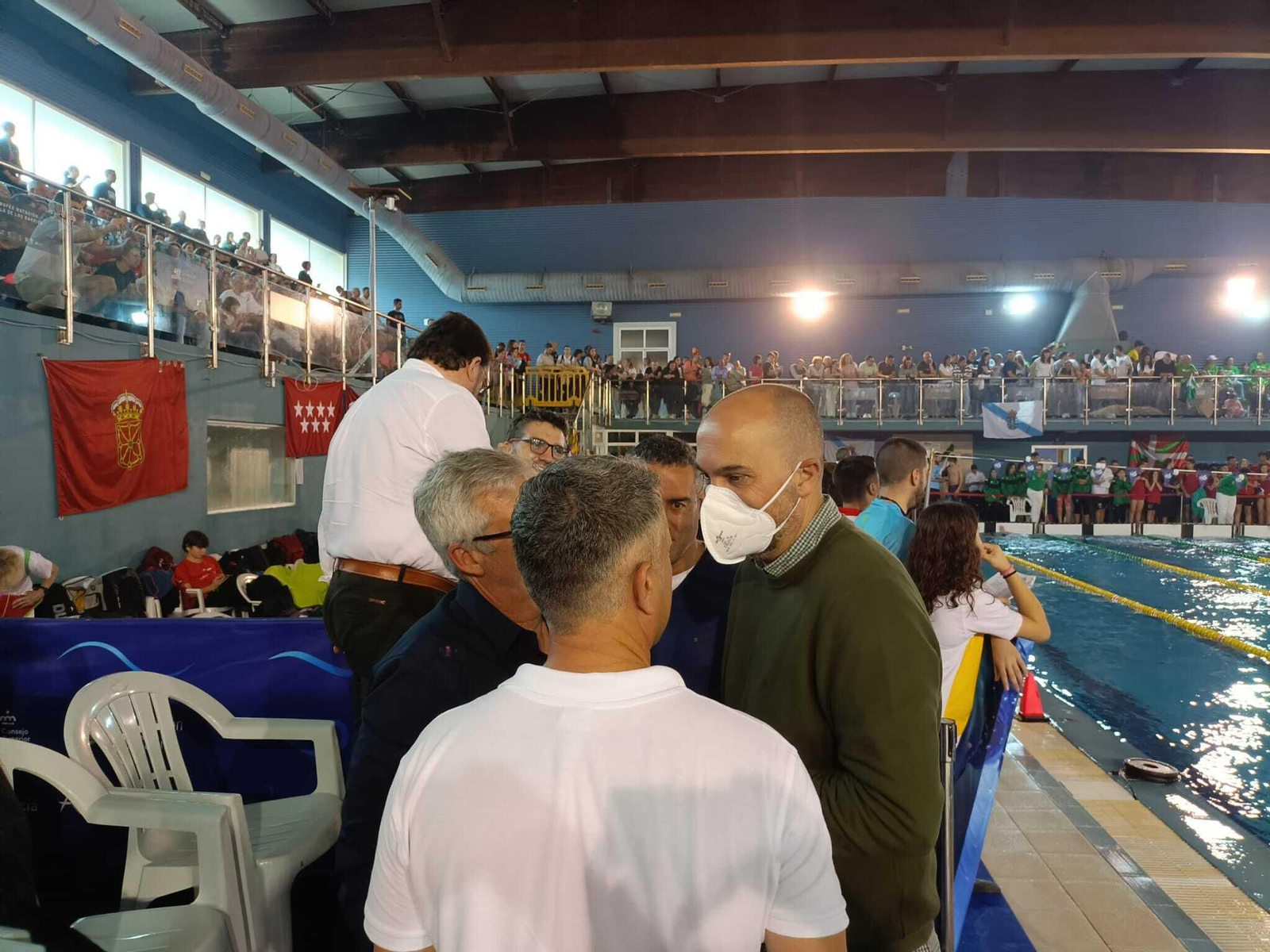 Miguel Alconchel, con una mascarilla en la piscina de Los Barrios.