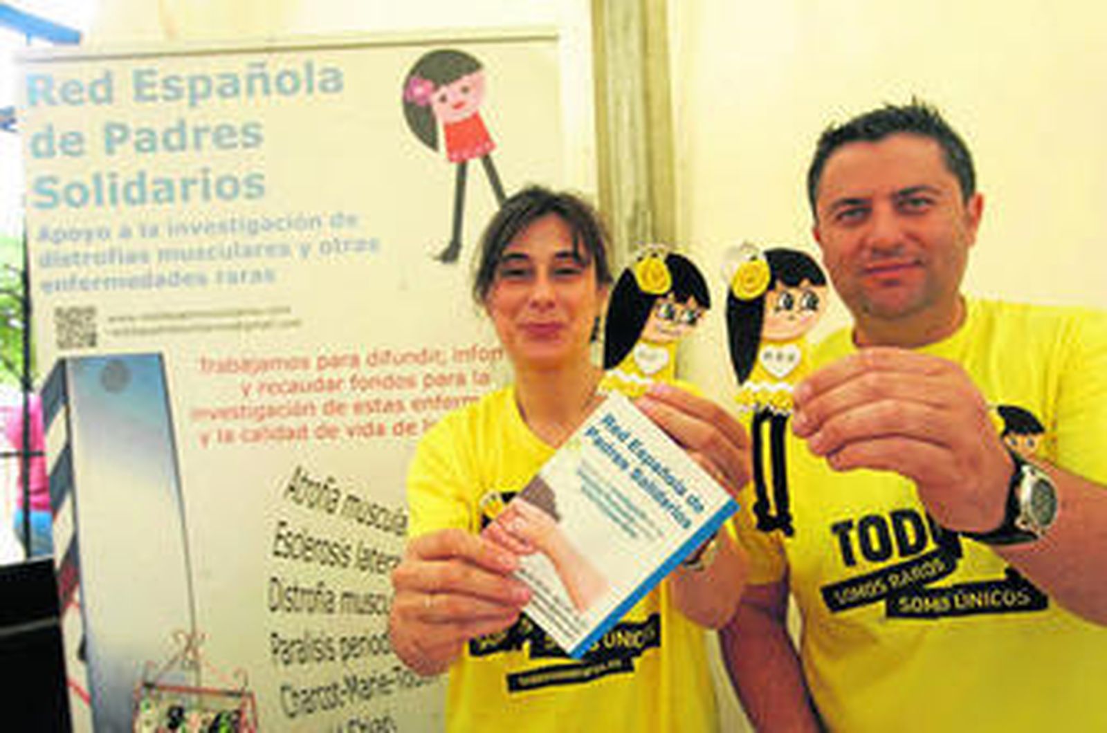 Dos miembros de la Red de Padres Solidarios, con unas muñecas realizadas para la causa.