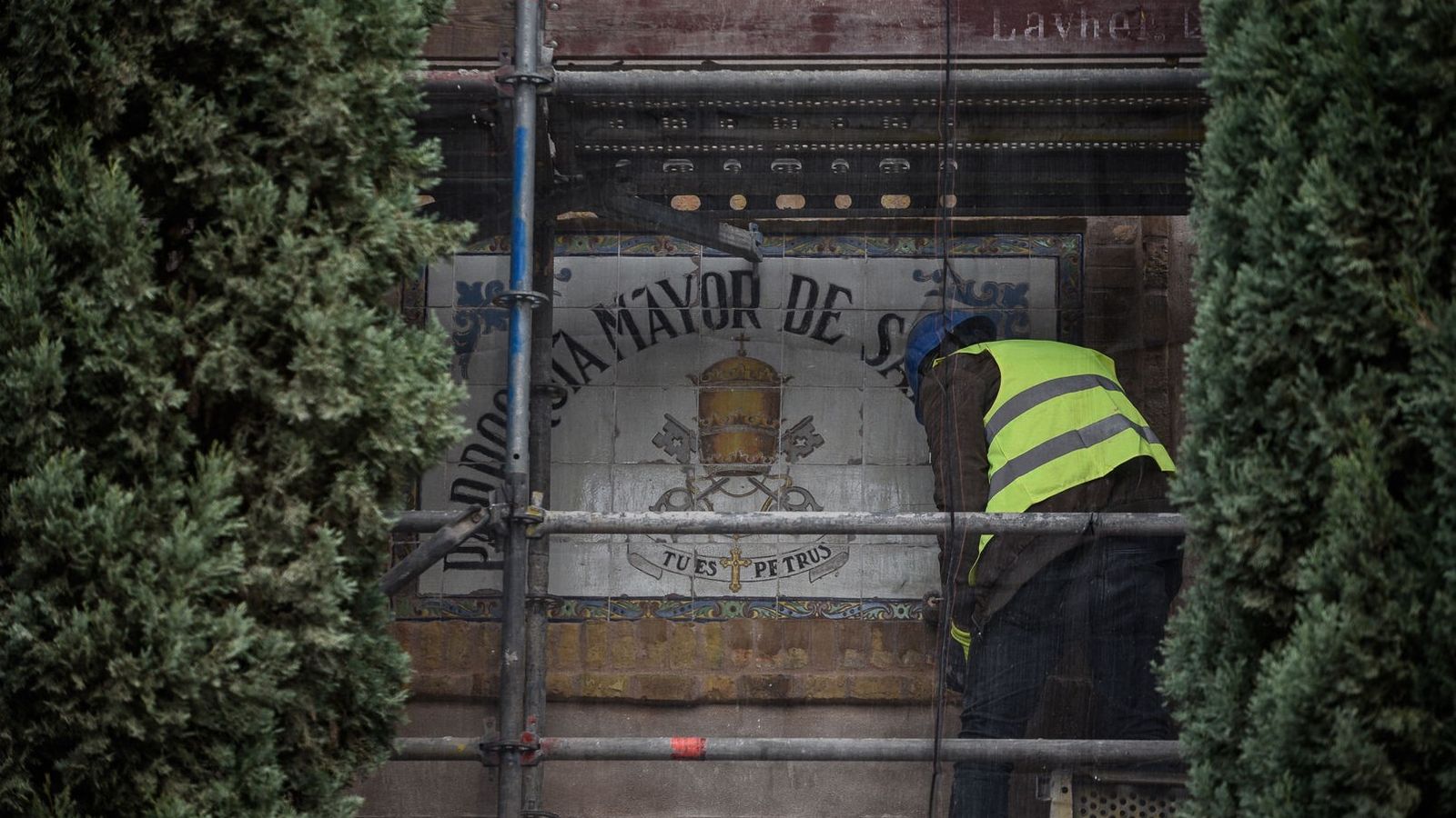 Obras en el muro de la Iglesia de San Pedro