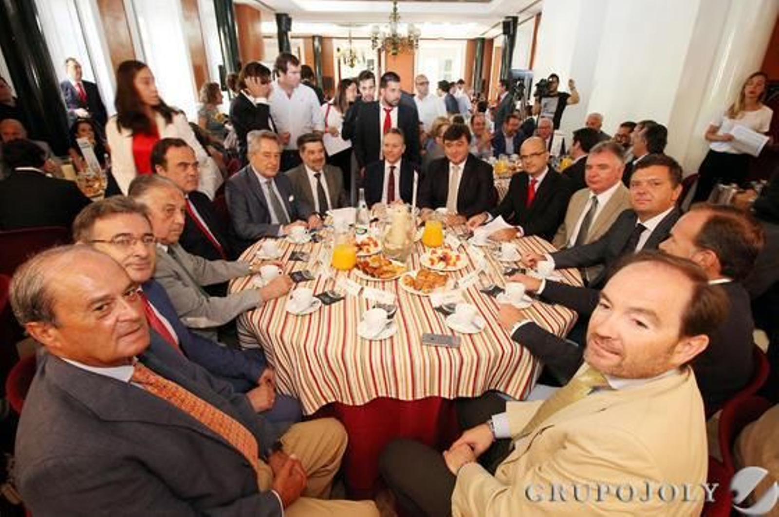 Antonio Ponce, presidente de la Cámara de Comercio; Francisco Ruiz Muñoz, rector de la Universidad de Huelva; Enrique Pérez Viguera, subdelegado del Gobierno; Juan Antonio Hernani; Javier Targhetta; Javier Barrero; José Joly; Gabriel Cruz; Justiniano Cortés; Francisco Romero; Luis Pérez Bustamante; José Luis García-Palacios, presidente de la FOE y José Fernández de los Santos, vicepresidente de la Diputación de Huelva. / Fotos: A. Domínguez y Canterla