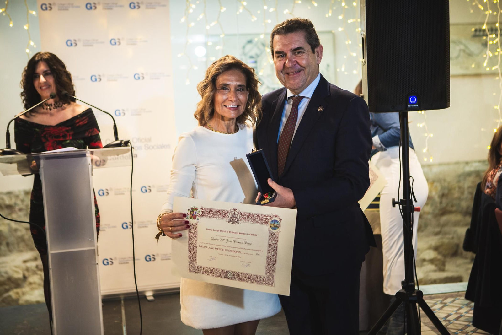María José Camas Pérez recibe su diploma de la Medalla al Mérito Profesional en la categoría de Oro tras cumplir 25 años de profesión.