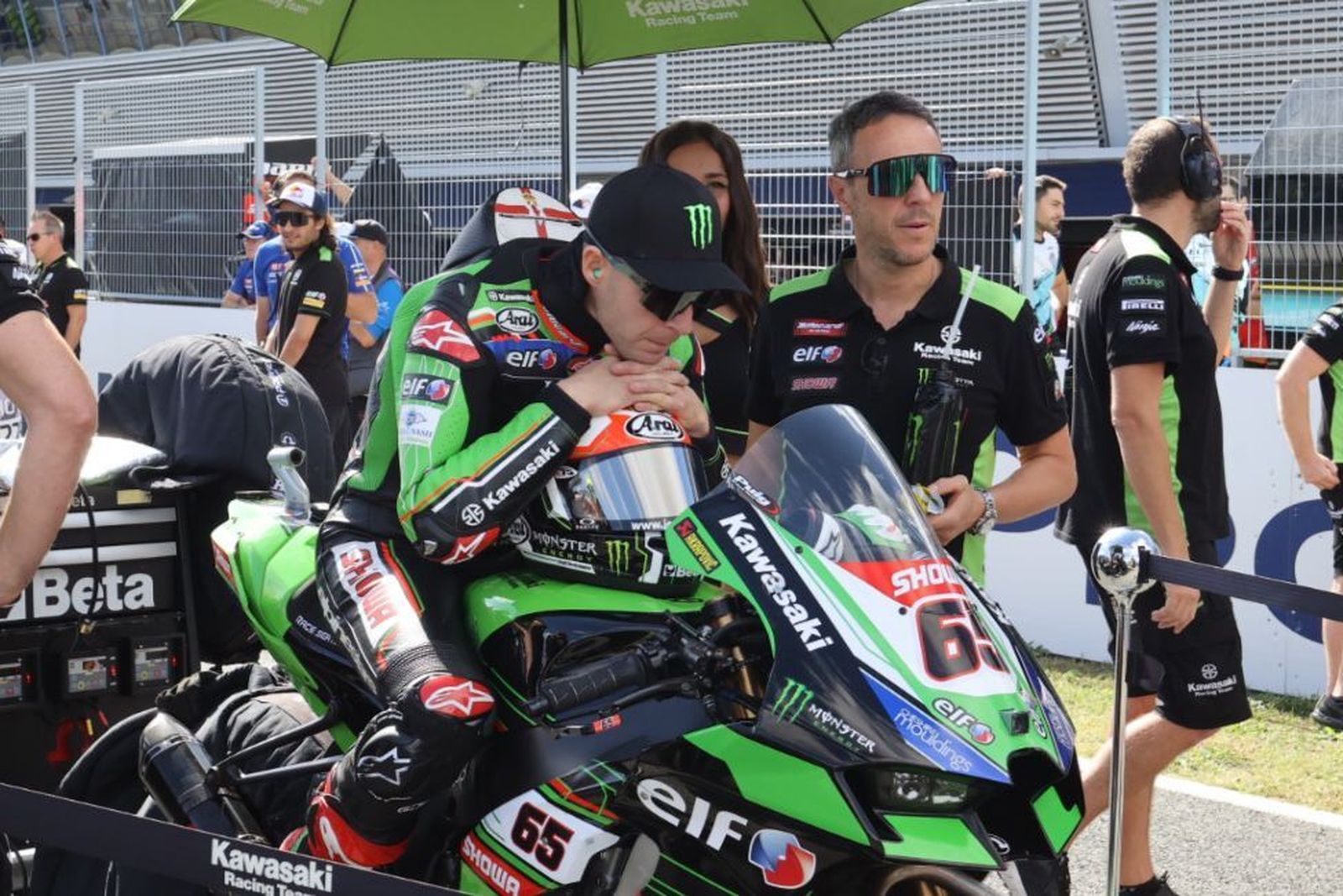 Jonathan Rea, pensativo antes de comenzar la carrera.