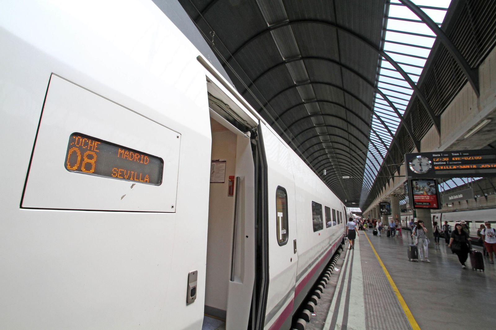 Un tren AVE con destino Madrid, en la estación de Santa Justa.