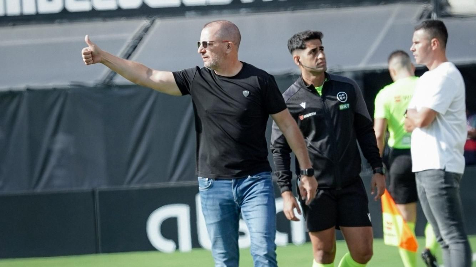 José Juan Romero levanta el dedo pulgar en uno de los duelos del Ceuta en casa.