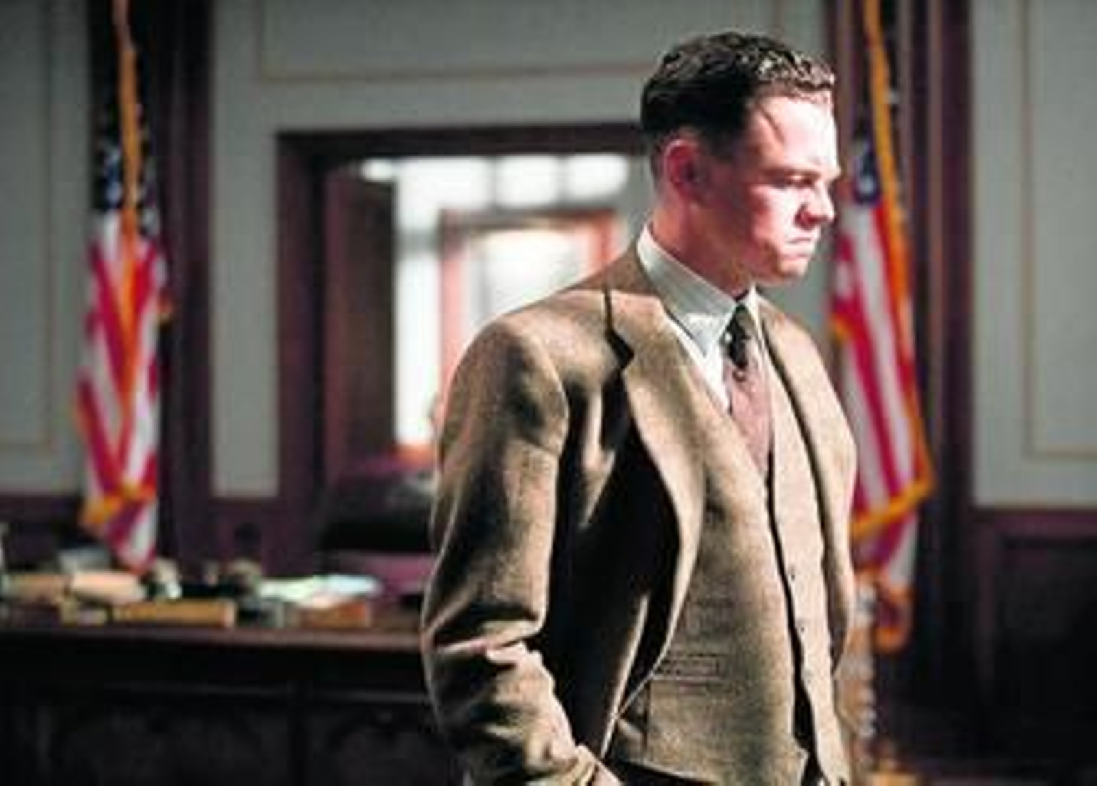 Leonardo DiCaprio, caracterizado como J. Edgar Hoover en la nueva película de Clint Eastwood.