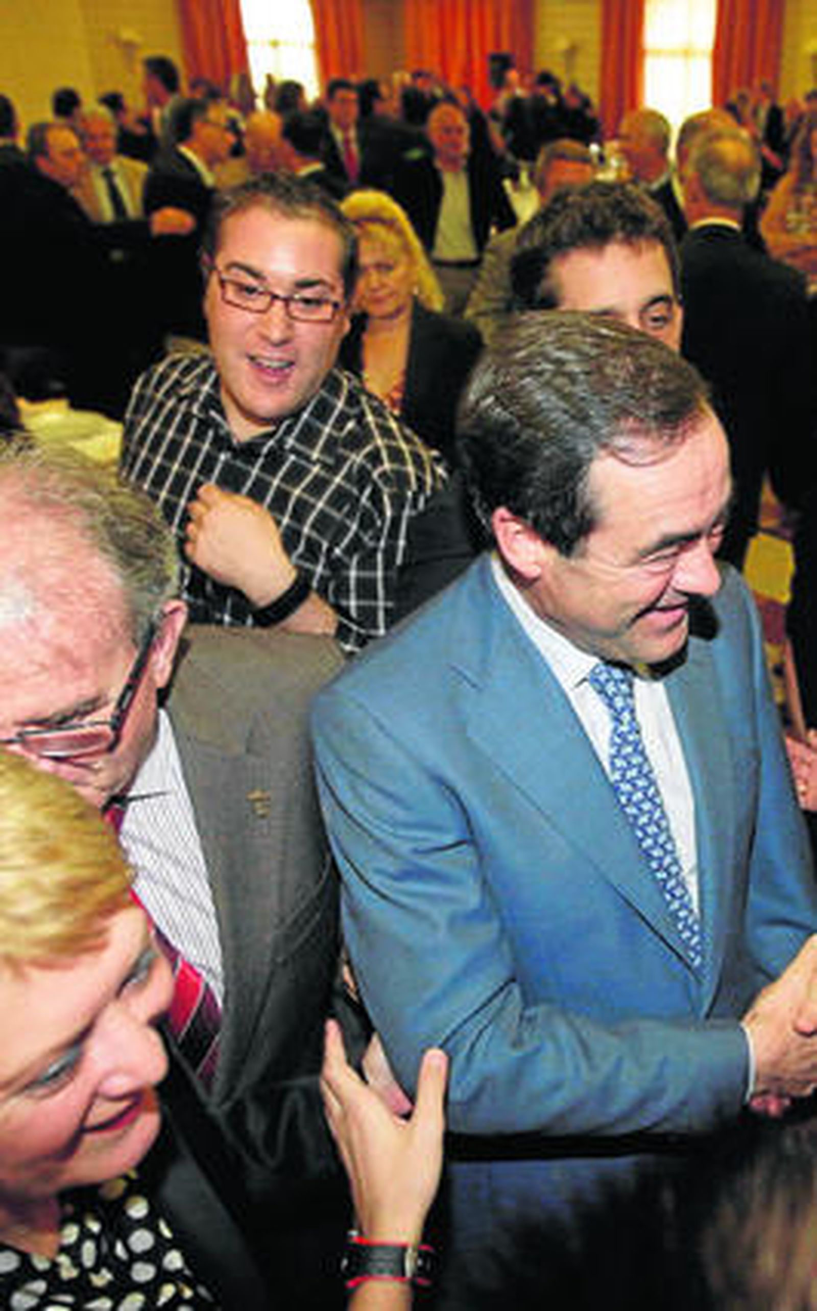 José Bono, felicitado tras su intervención en el Foro de Almería.

Foto: Fran Leonardo