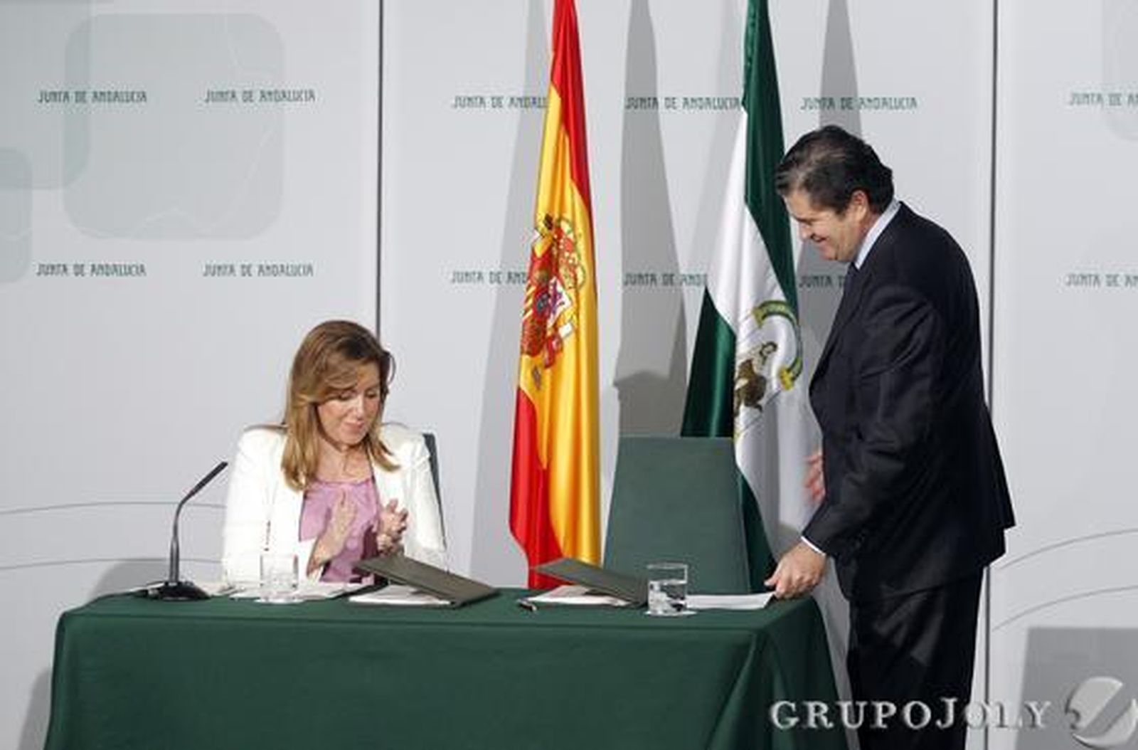 La Junta y Endesa firman un convenio por el que la compañía invertirá 15 millones para becas.

Foto: Juan Carlos Muñoz