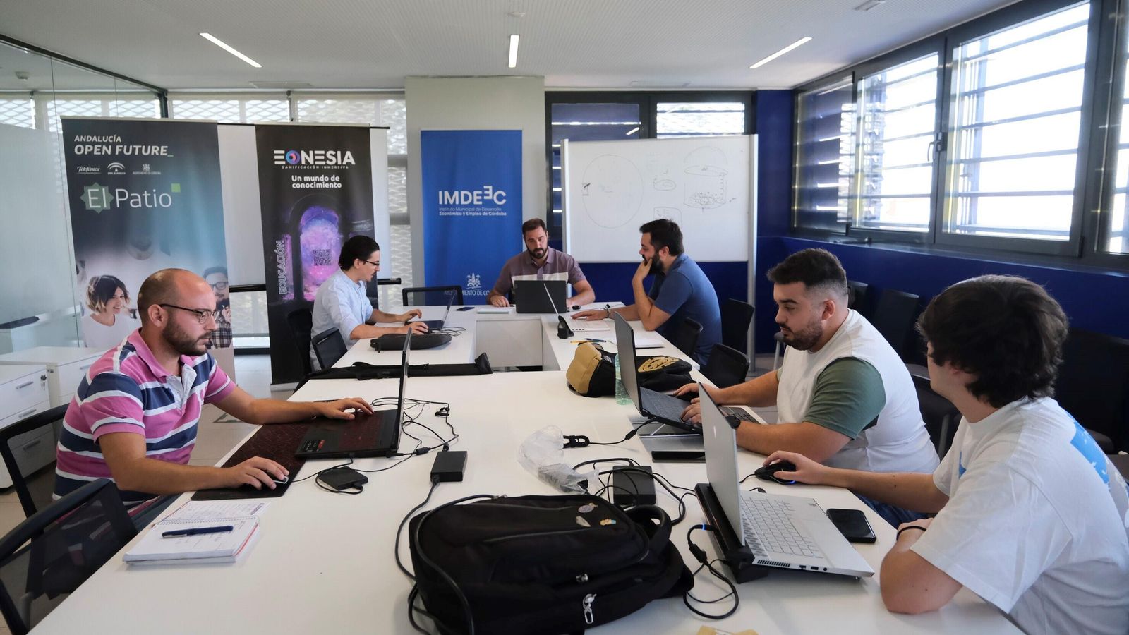 Una reunión del equipo de Eonesia. Una reunión del equipo de Eonesia.
