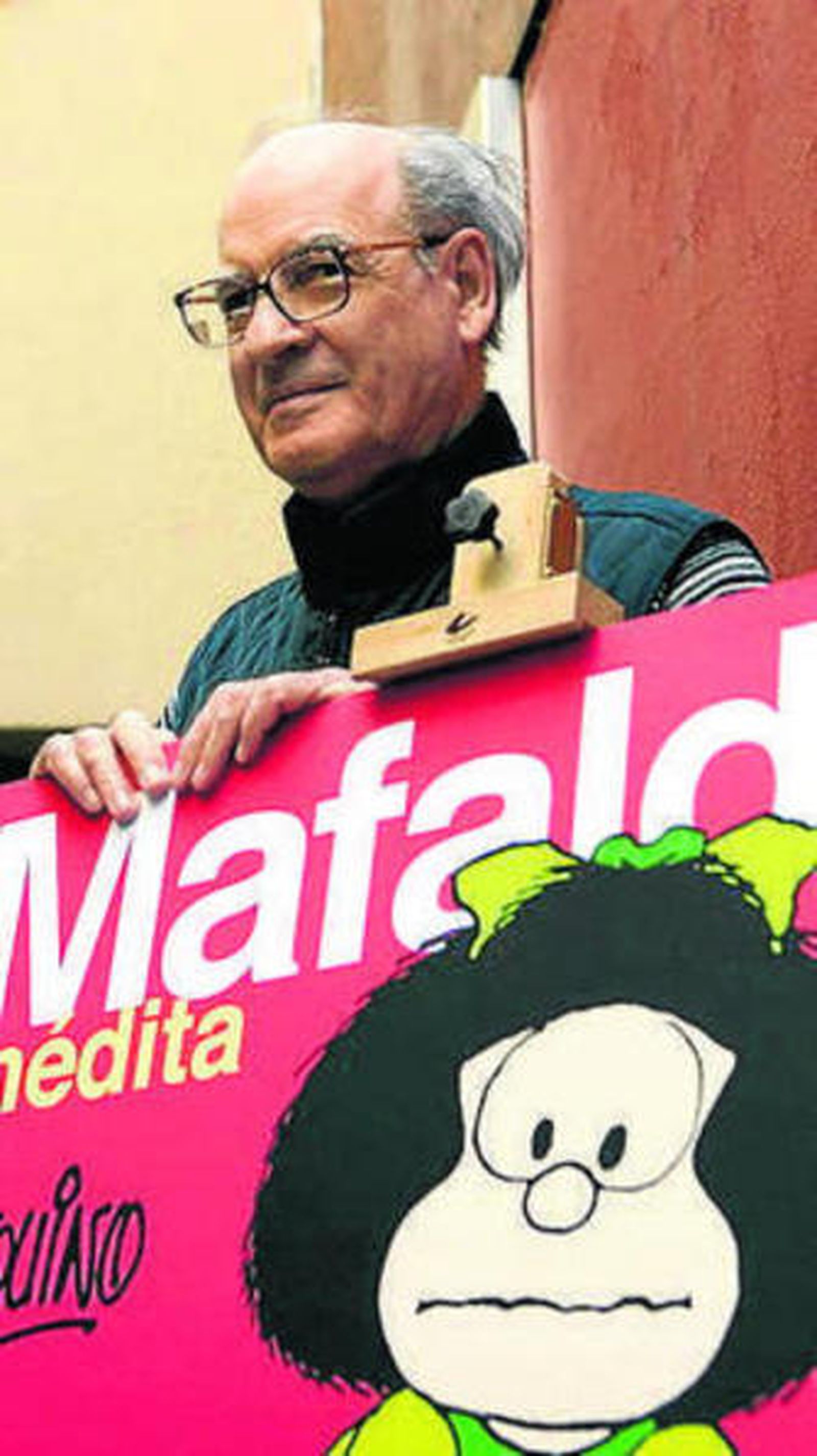 Quino posa con Mafalda