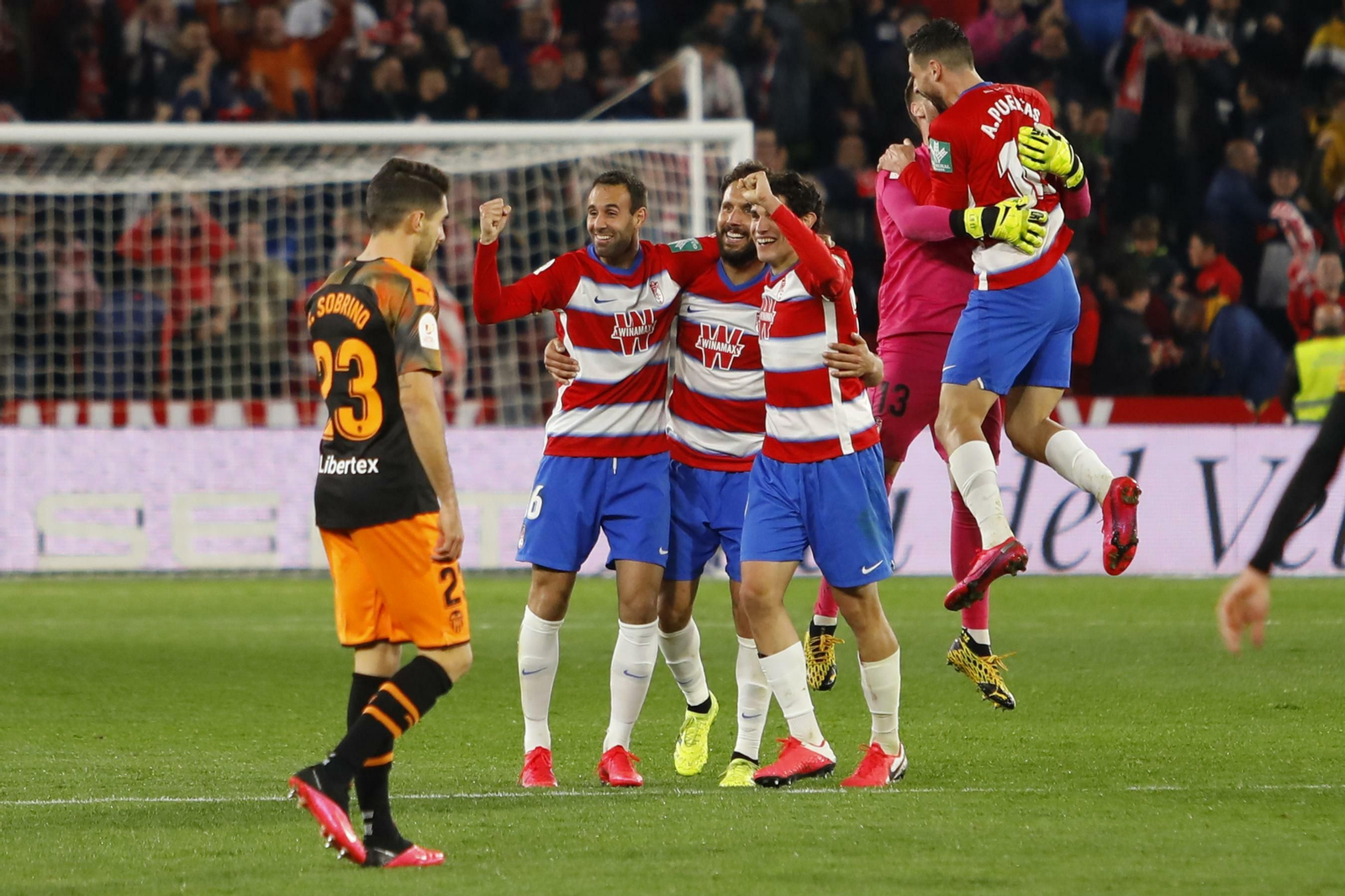 Los jugadores del Granada celebran el pase a las semifinales de la Copa