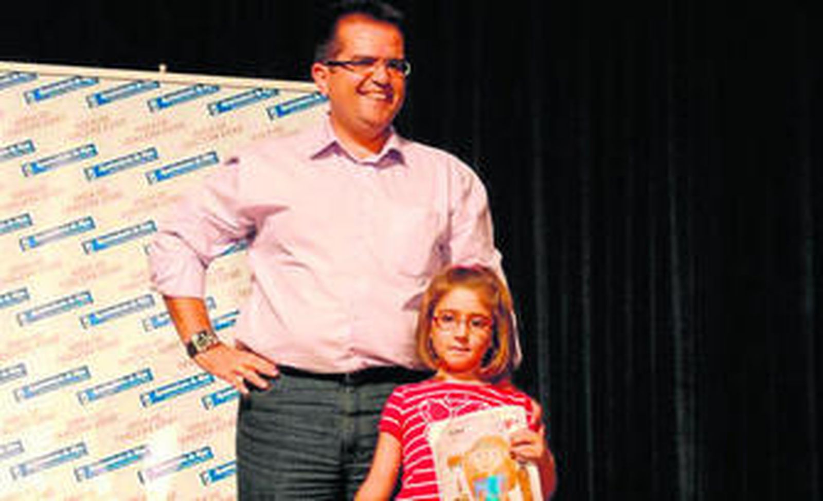 El alcalde con la pequeña Andrea Salado.