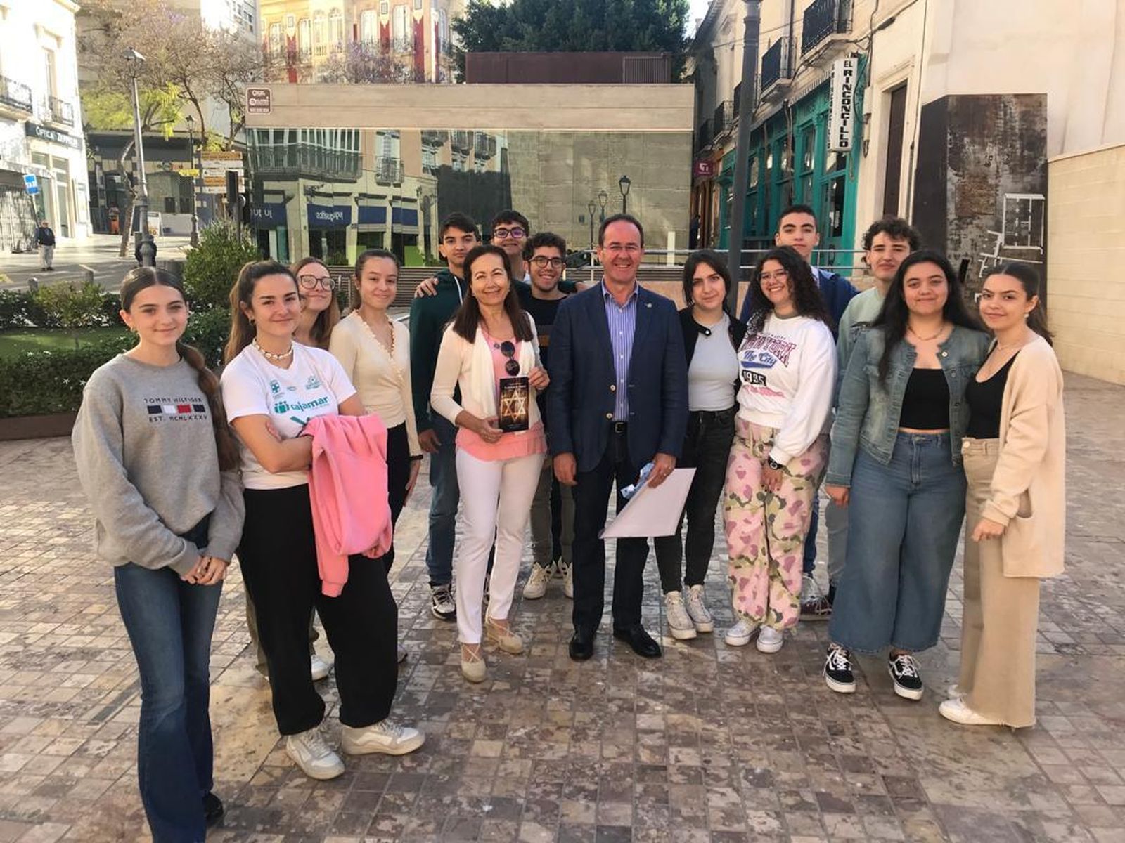 Visita de un joven grupo, con el presidente de la asociación, Carmelo López, a la cabeza.