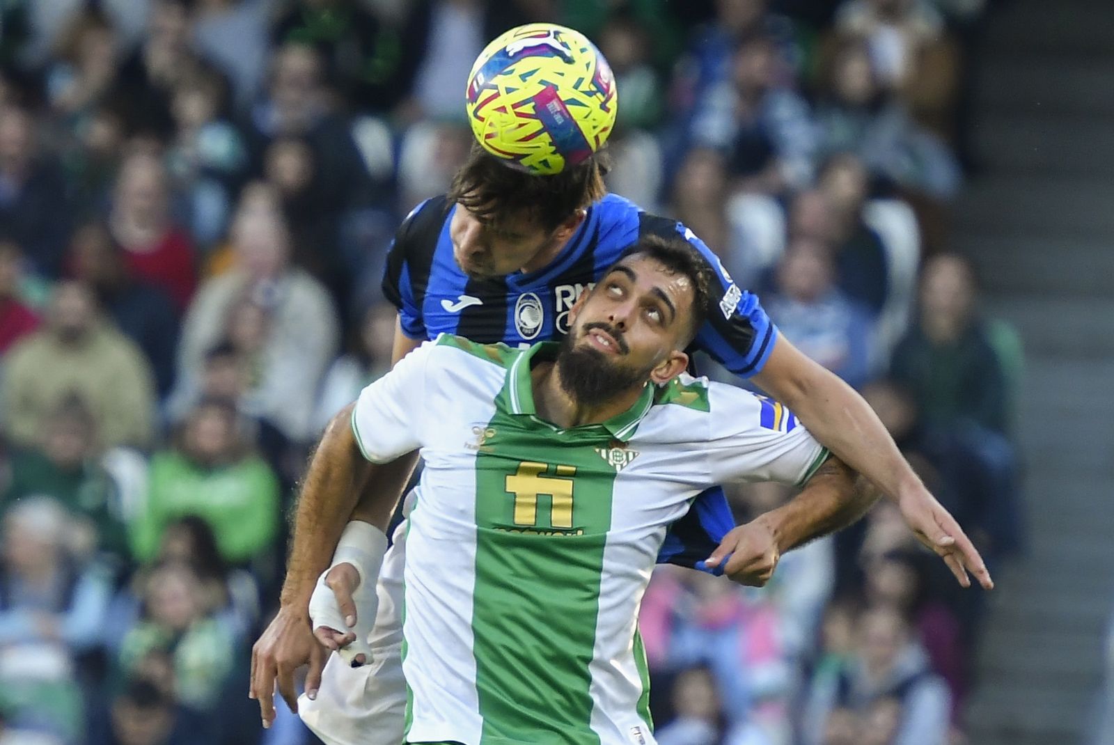 Borja Iglesias pugna por un balón aéreo con el defensa de la Atalanta Djimsitil.