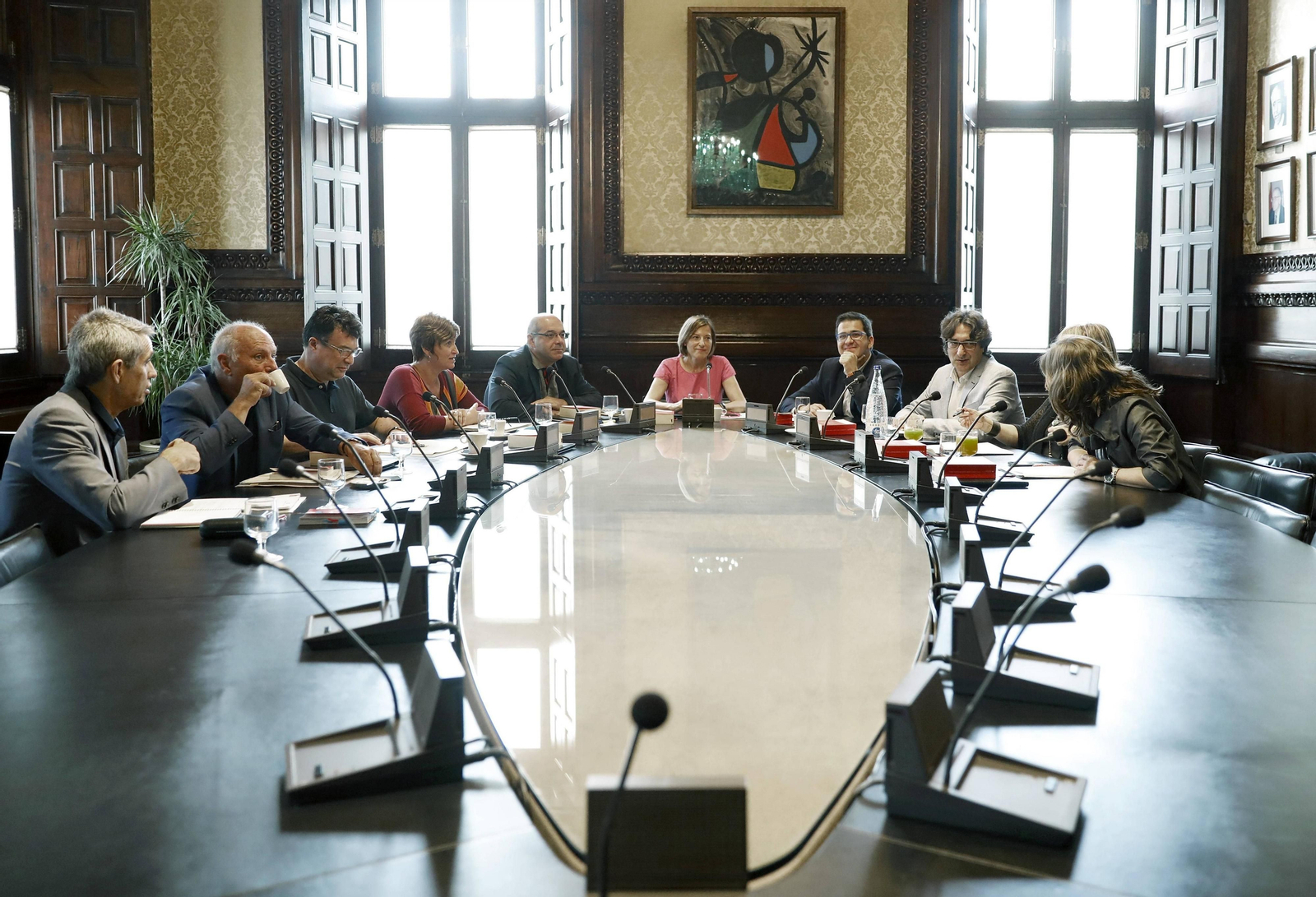 Carme Forcadell, presidiendo la reunión de la Mesa  del  Parlament.