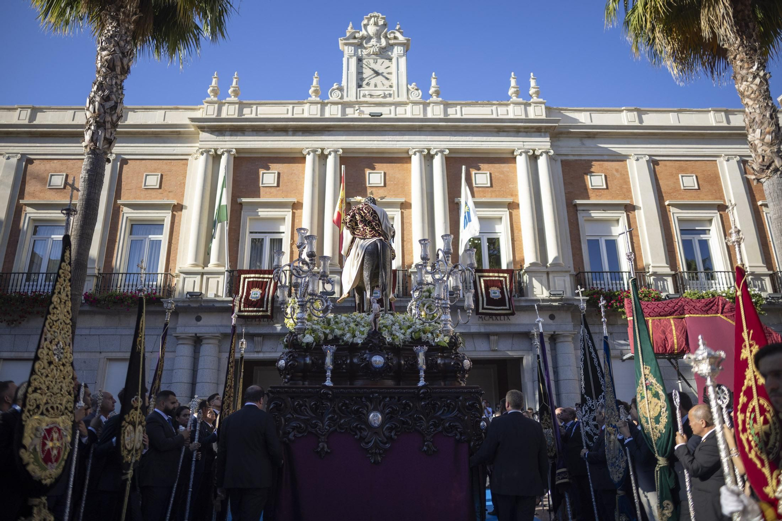 Imágenes de la salida extraordinaria de La Borriquita por las calles de Huelva