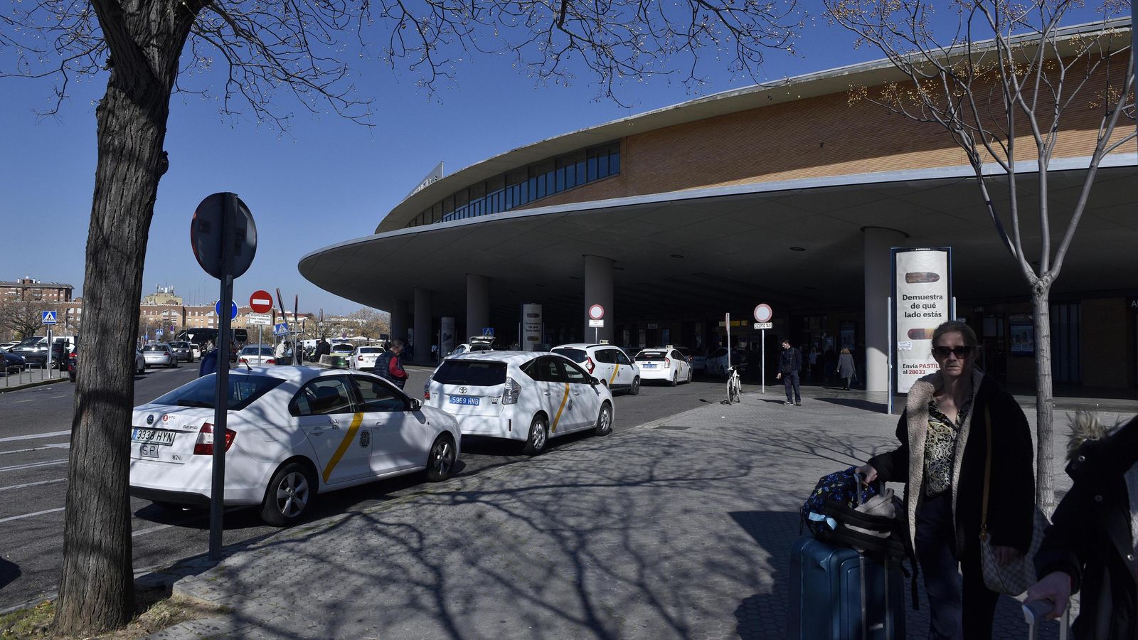 Parada de taxis en la entrada principal a la estación de trenes de Santa Justa.
