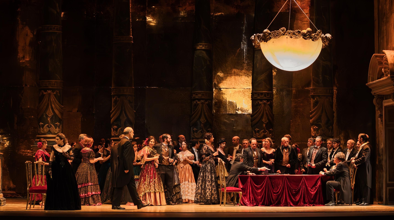 Imágenes de la ópera 'La Traviata' de Verdi en el Teatro Villamarta de Jerez