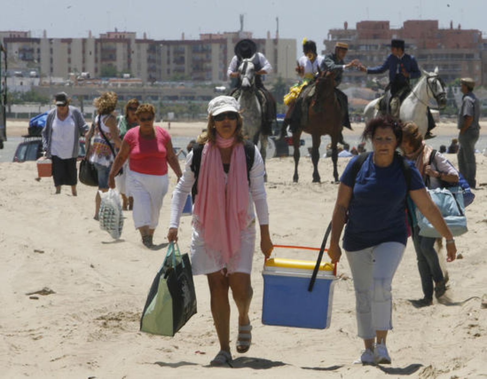 La filial de Sanlúcar cruzó el Guadalquivir camino de El Rocío. 

Foto: Borja Benjumeda