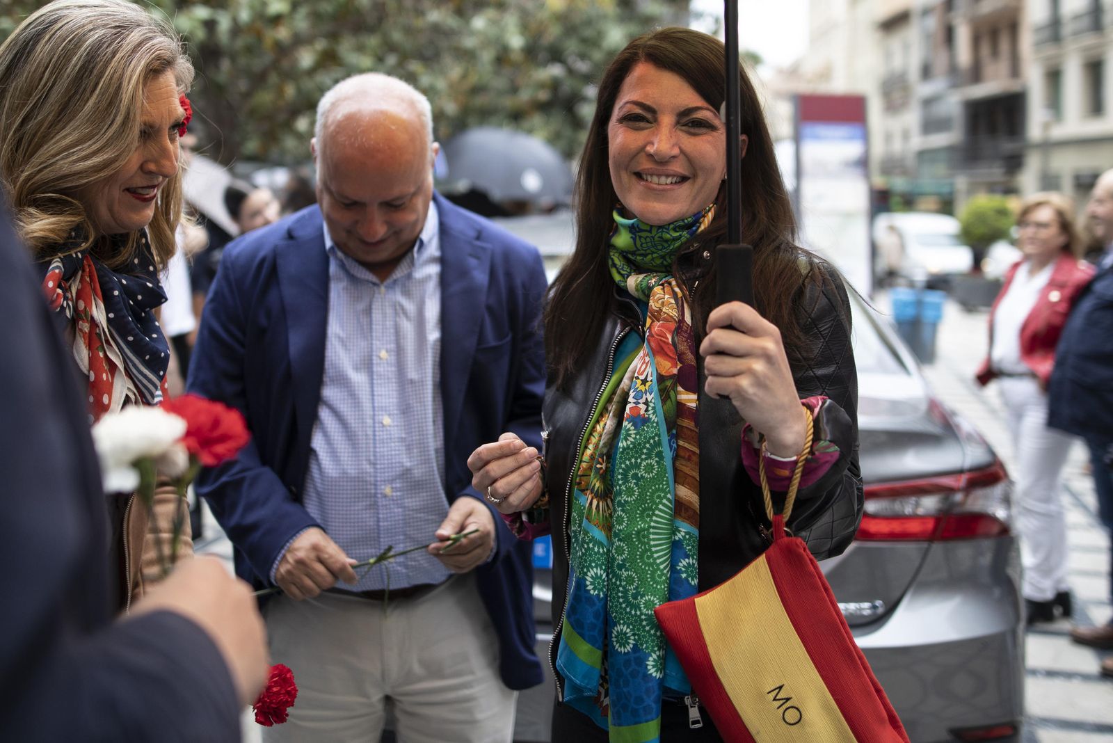 Macarena Olona junto a Manuel Martín, propietario de la casa de Salobreña