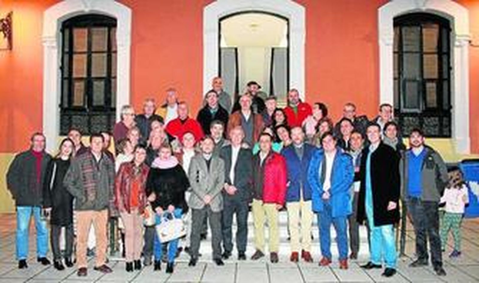 Foto de familia de los asistentes a la presentación del libro, con el protagonista y autor presentes.
