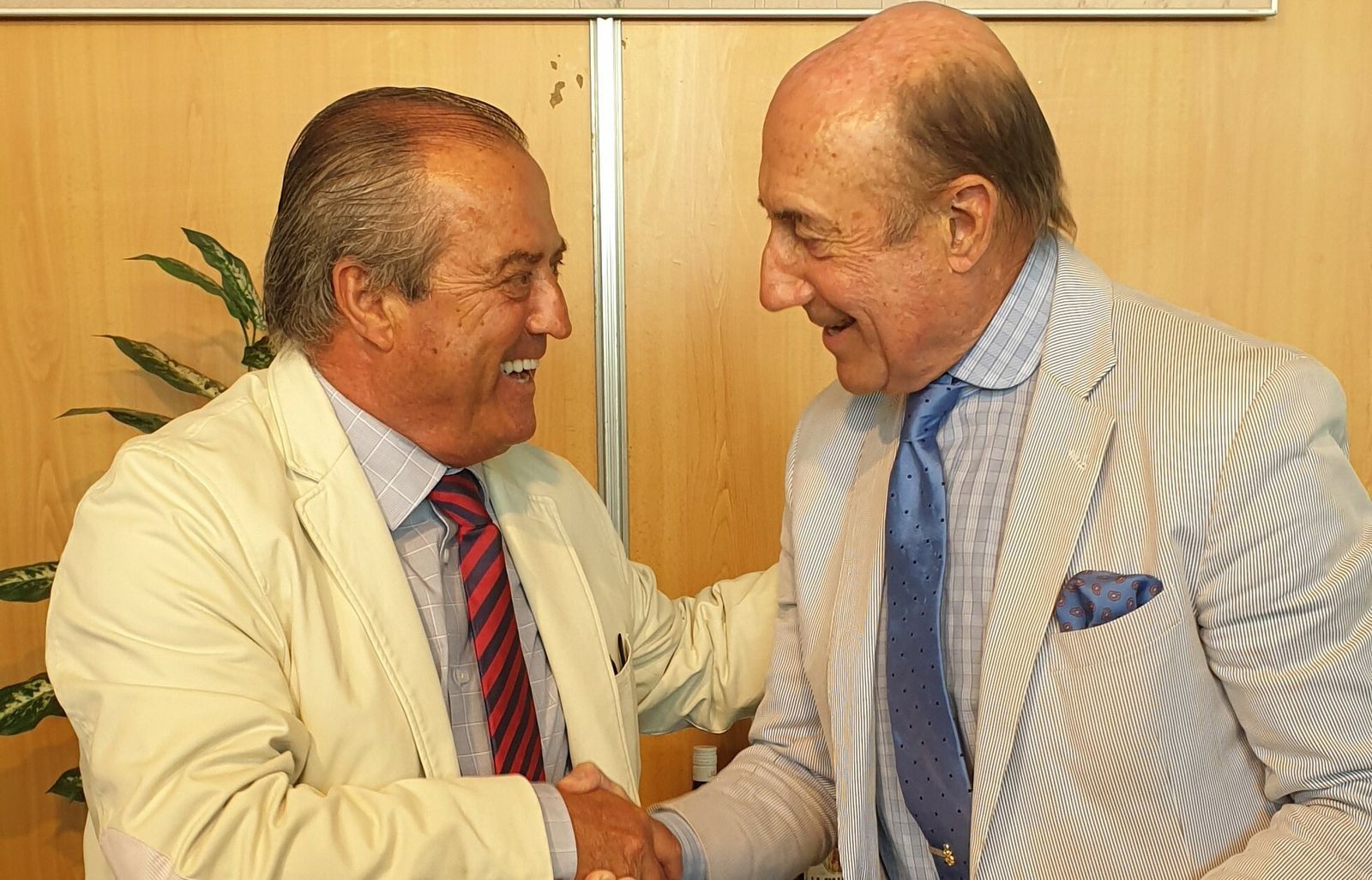 Los presidentes de la Real Sociedad de Carreras de Caballos y el Consejo Regulador, en la firma del convenio.