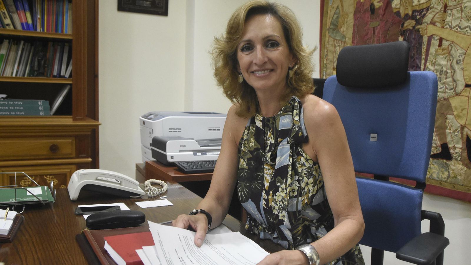 Inmaculada Troncoso posa en su despacho de la Delegación de Educación de la Junta en Córdoba.