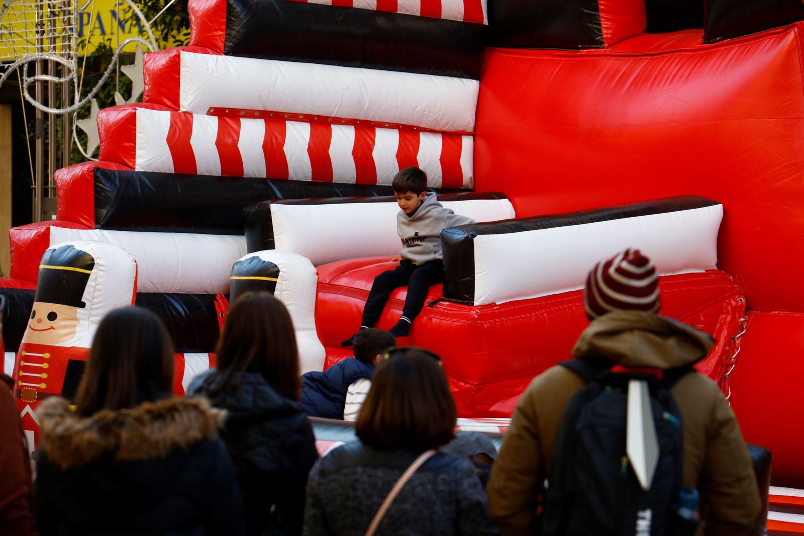 El gran ambiente en las calles de Córdoba en la previa de la Nochevieja, en fotografías
