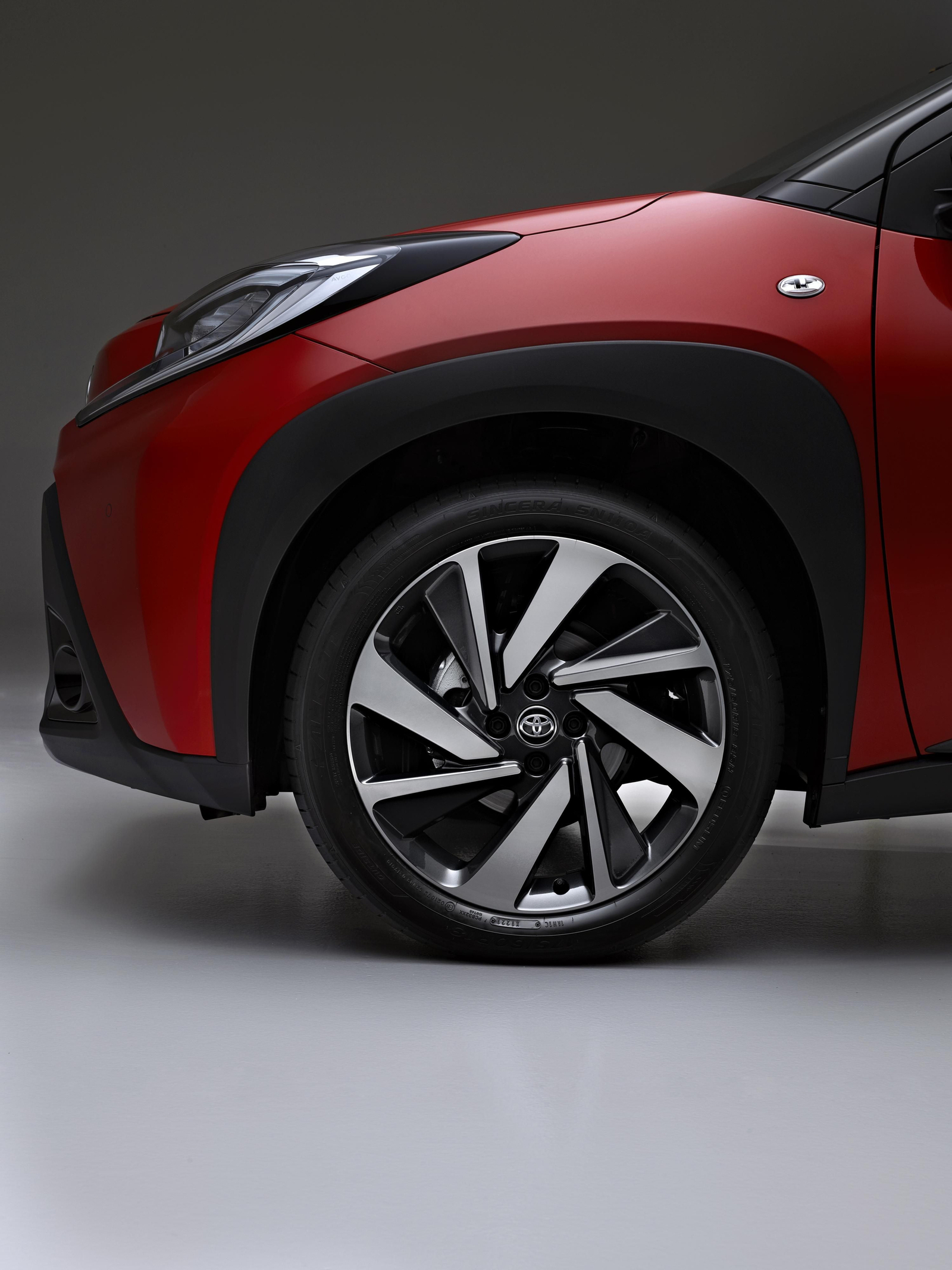 Las llantas podrán ser de un tamaño inusual para un coche de este segmento: de hasta 18". Según Toyota, la dirección se ha calibrado pensando en Europa.