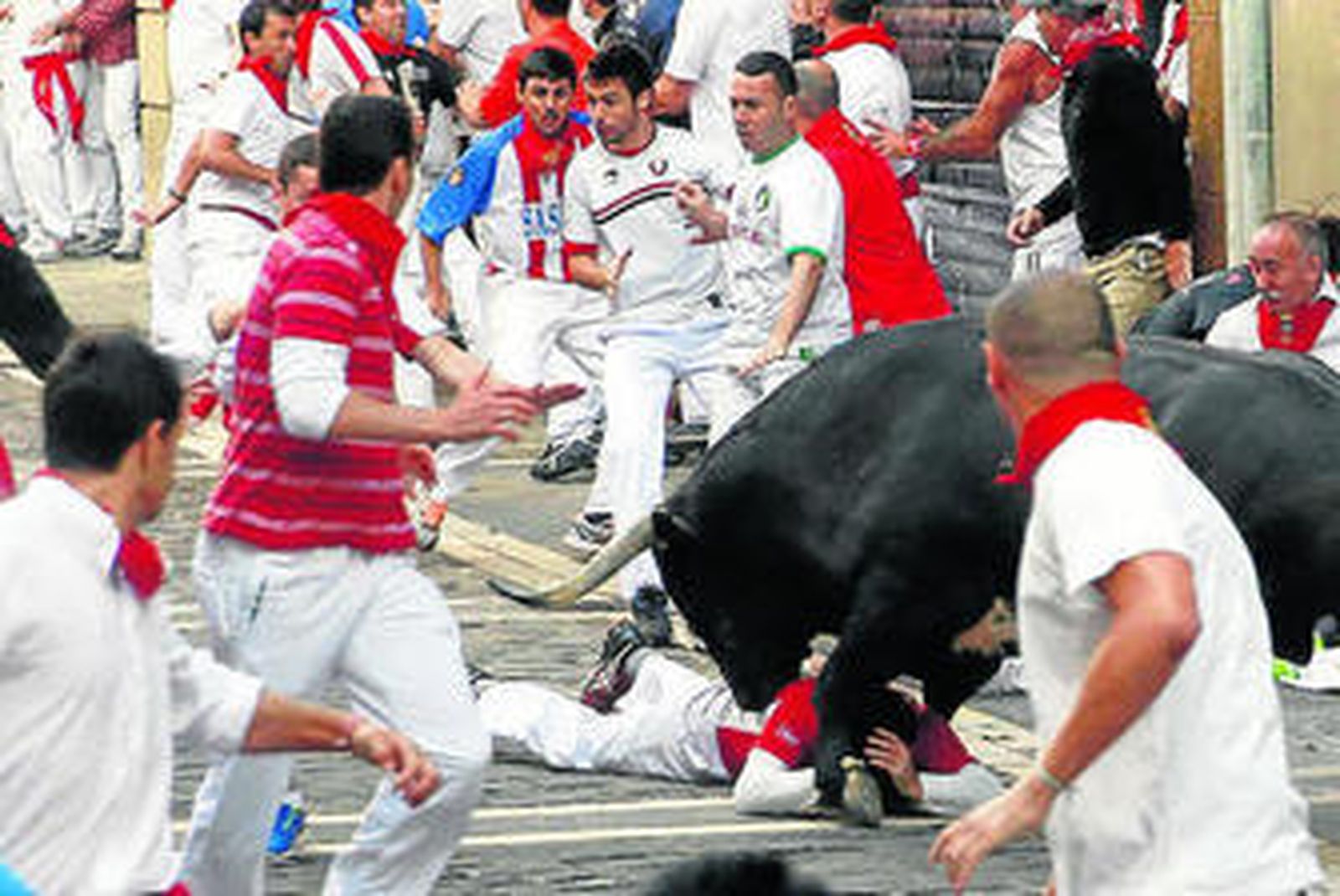 El toro en Estafeta, a punto de darse la vuelta en el recorrido.