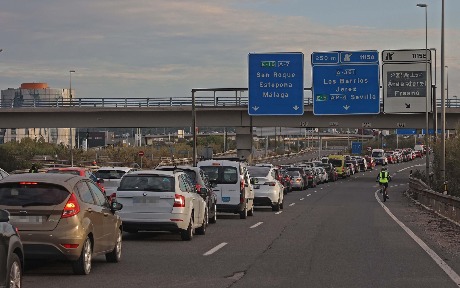 El nuevo corte de la A7 por los huelguistas de Acerinox, en imágenes