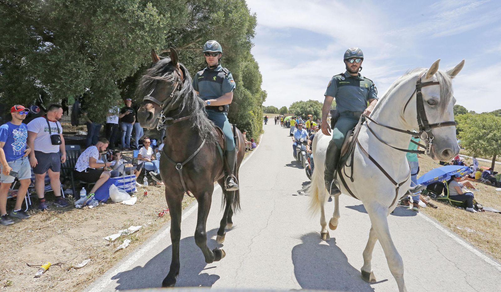 Una pareja de guardias civiles a caballo, ayer en las inmediaciones del circuito.
