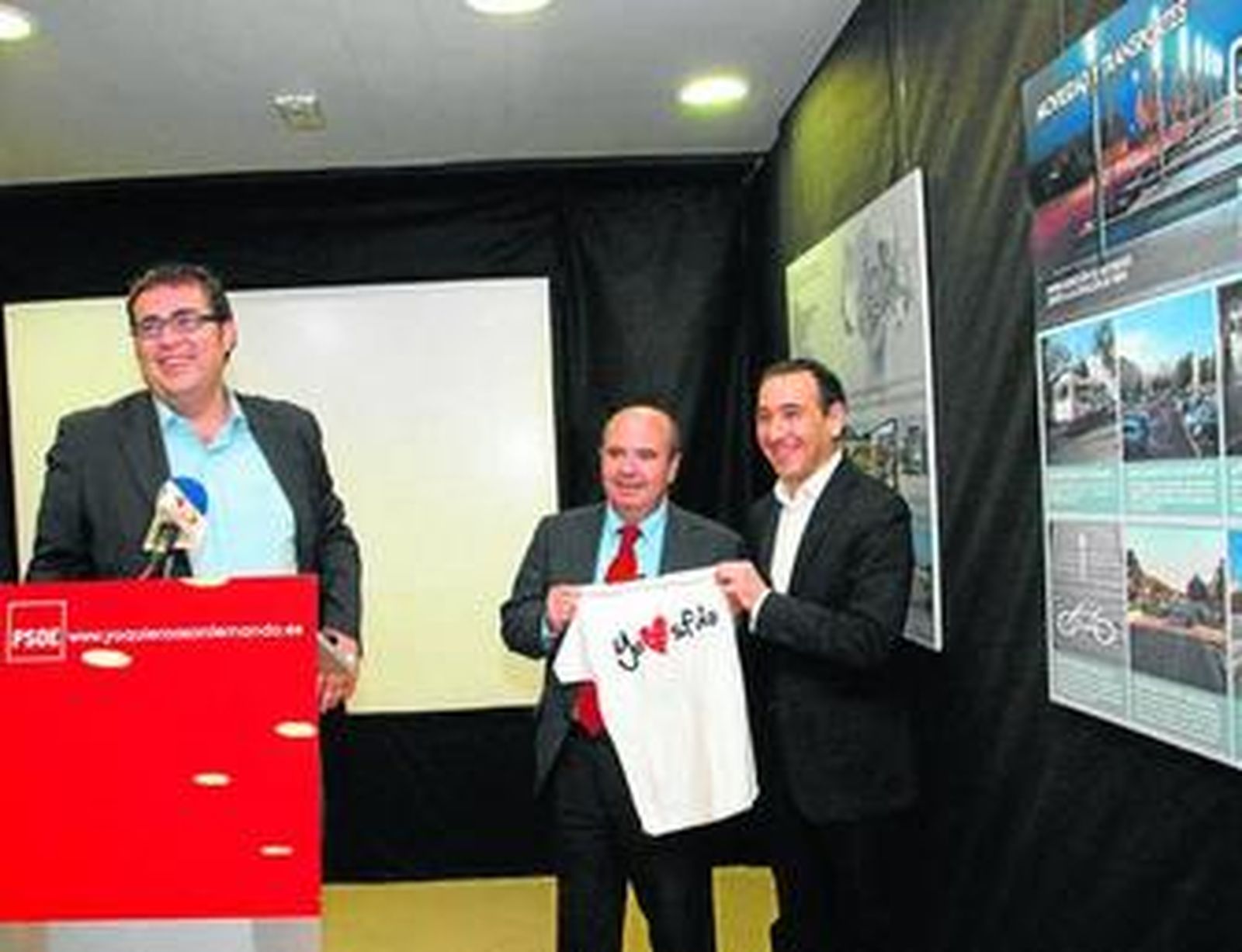 De izquierda a derecha, Armario, Zarrías y López, dentro de la base electoral de Real.