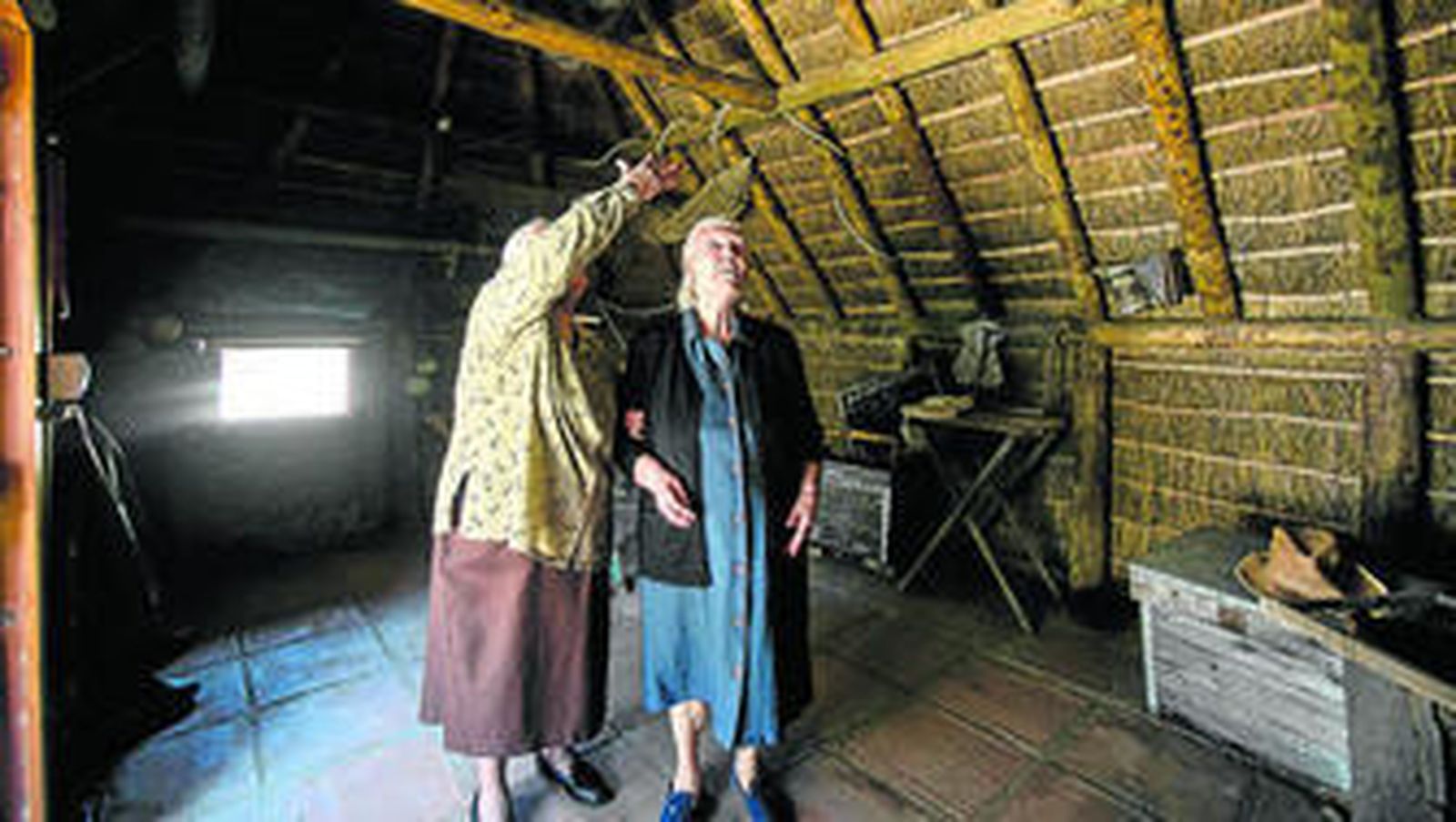 Ángeles y Concha en una choza similar a la que habitaron en su infancia y juventud en el Coto de Doñana.