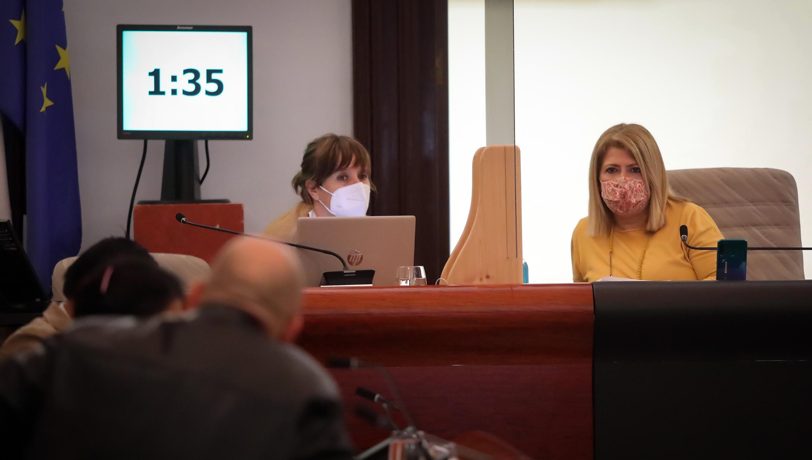 La alcaldesa y la delegada de Economía, durante un pleno.