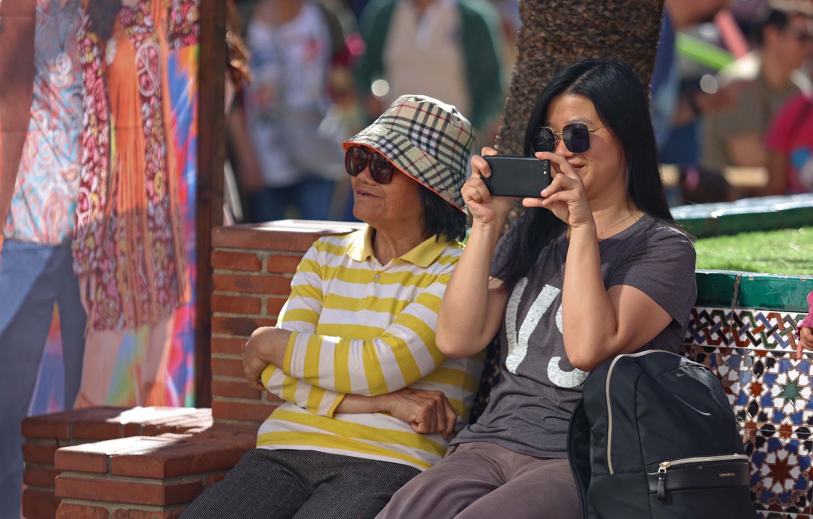 El mercadillo hippie de la Fiesta de la Primavera de La Línea, en imágenes