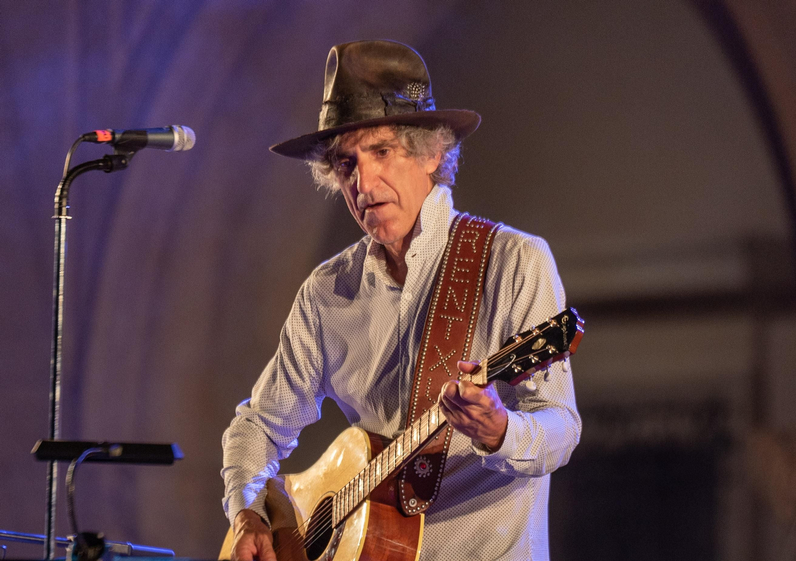 Mikel Erentxun durante su gran actuación en la Plaza Vieja.