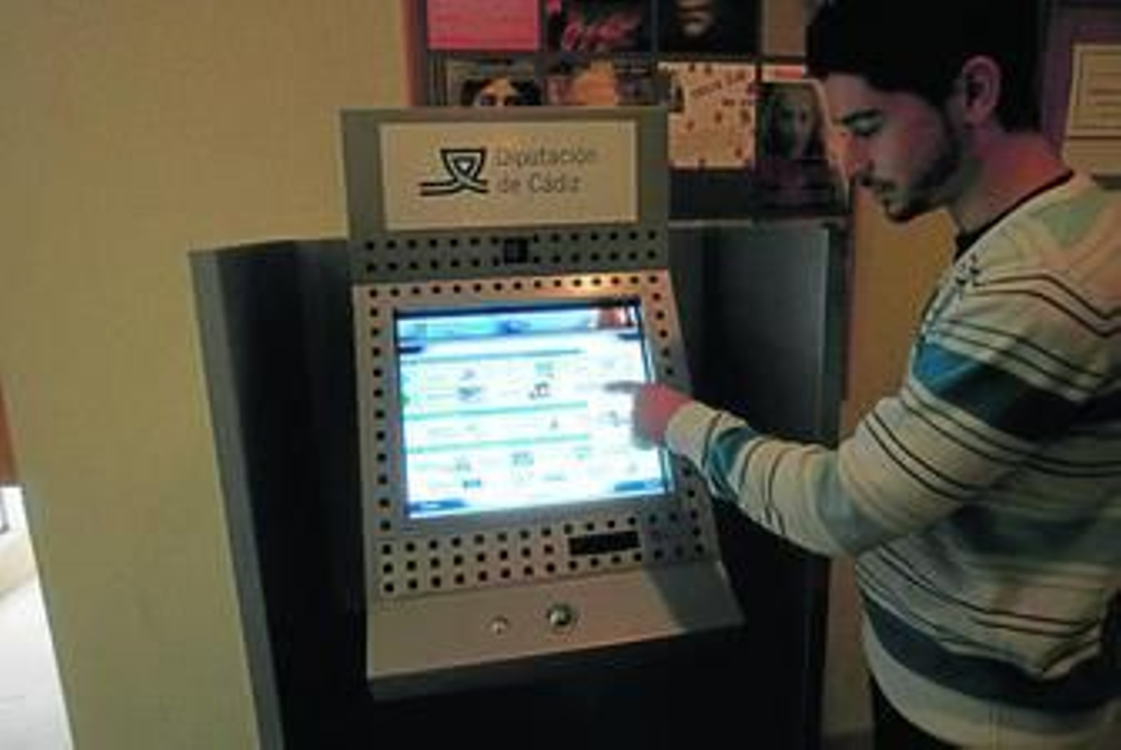 Un usuario consulta información en el punto telemático de la Diputación instalado en Los Barrios.