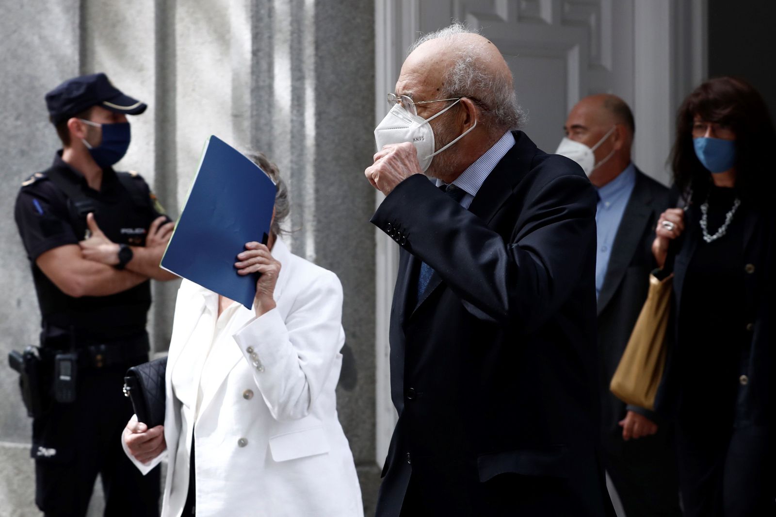 El magistrado del Tribunal Constitucional Fernando Valdés y su mujer, a su salida del Supremo, el pasado 1 de octubre.
