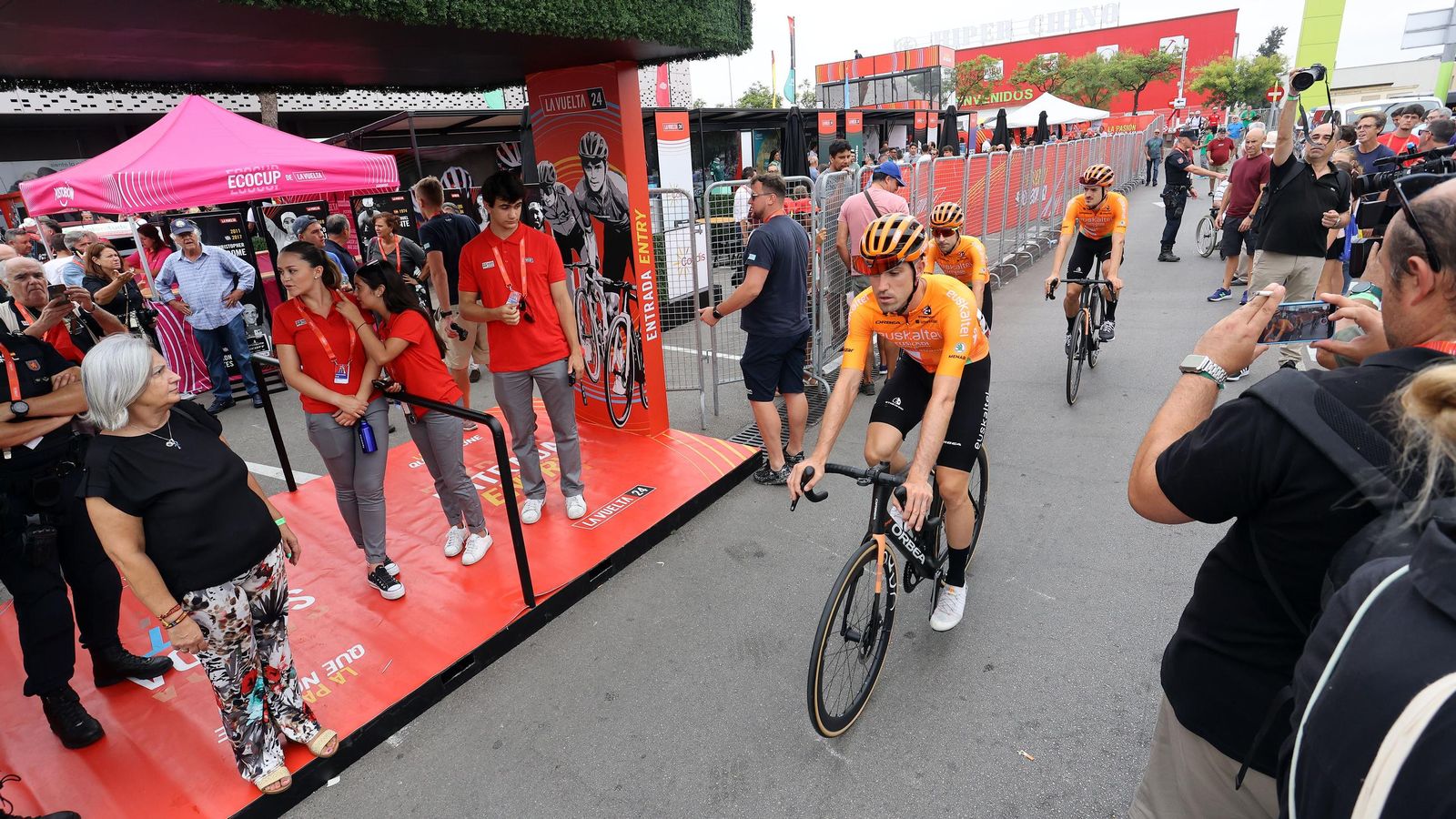 Así fue la salida de la Vuelta España desde Carrefour Sur en Jerez