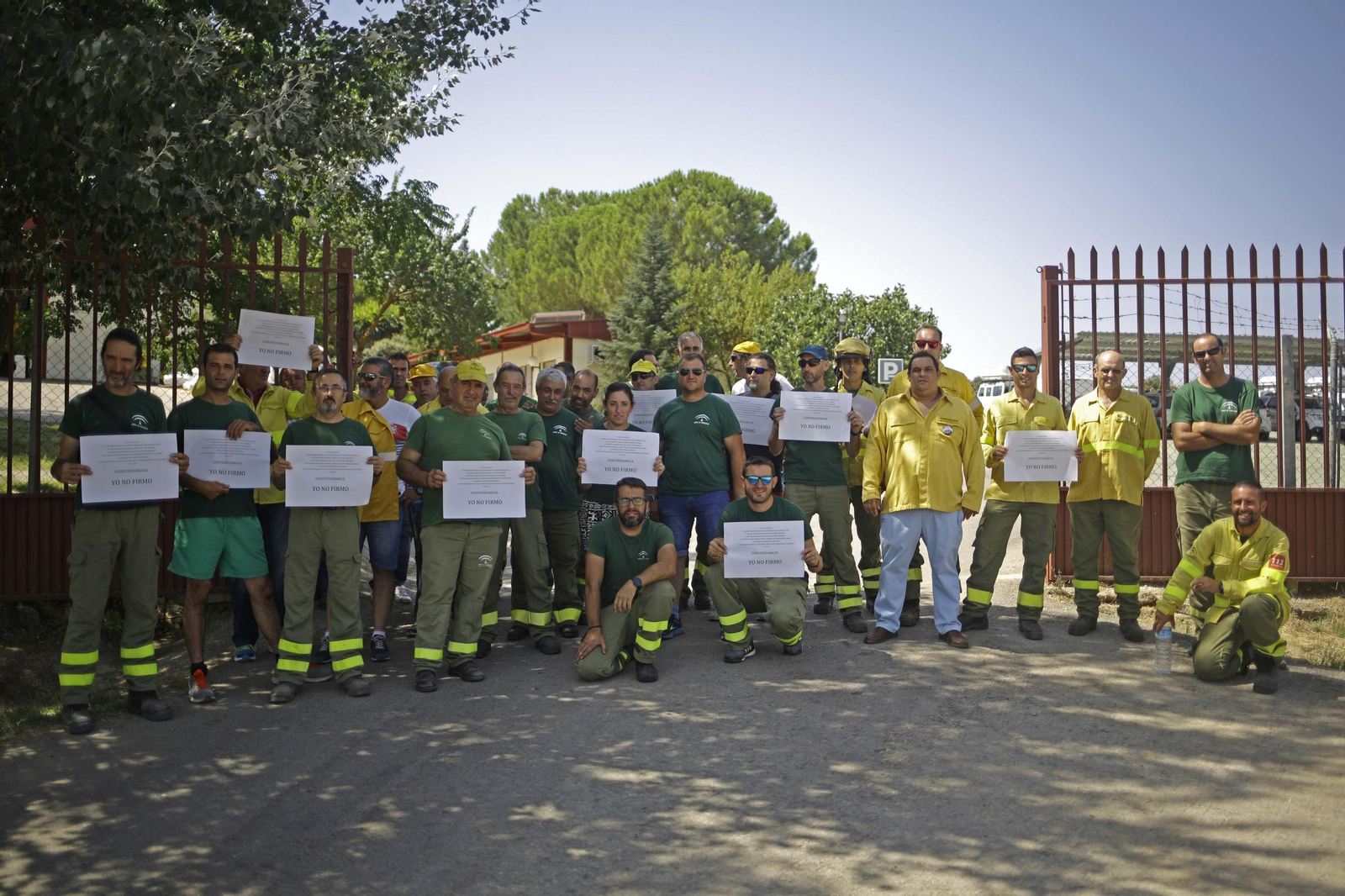 Protesta de trabajadores del Infoca a las puertas del Cedefo de Ronda.