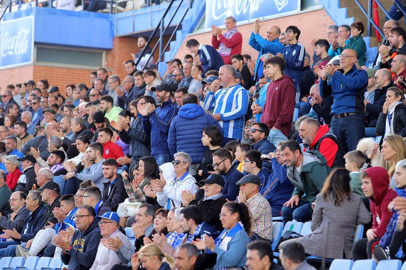 Imágenes del ambiente en las gradas del Nuevo Colombino durante el Recre-Vélez