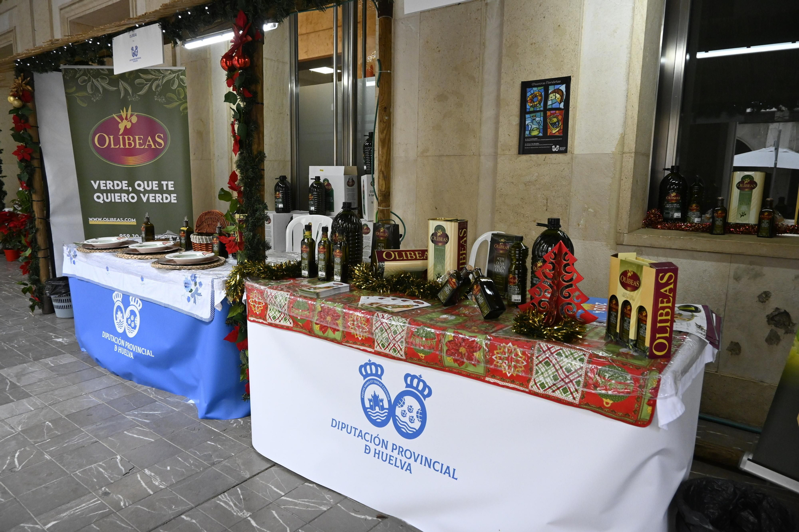 Stand de aceites en la Gran Vía de Huelva, en imágenes