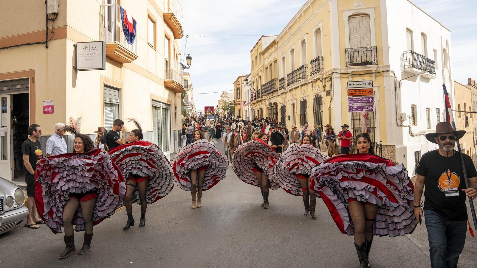 Mucho colorido y alegría por las calles de Tabernas.