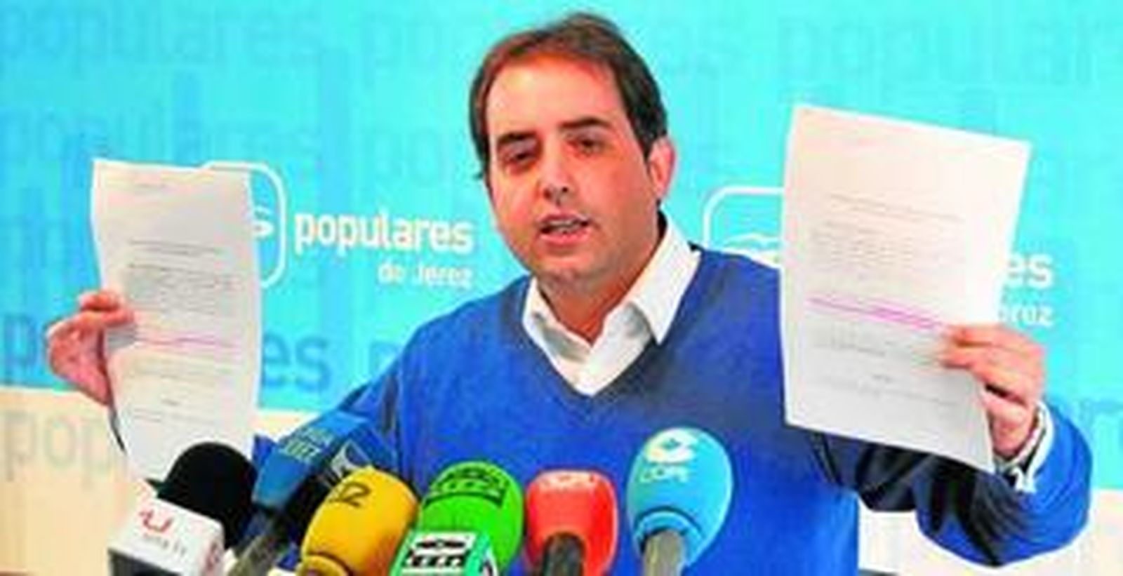 Antonio Saldaña, ayer en la sede del PP, muestra varios documentos relacionados con la adjudicación de las obras de desdoble.