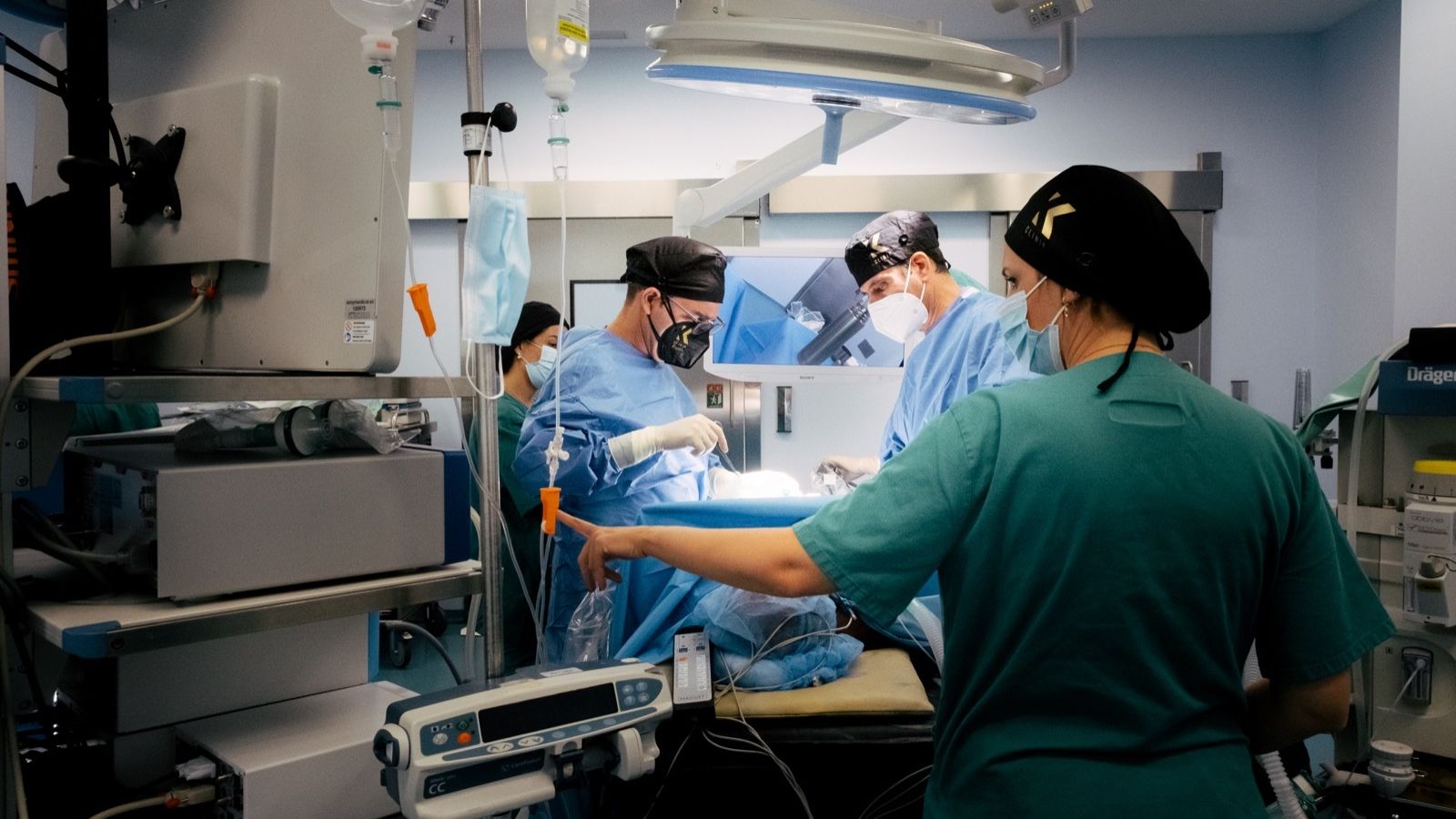 El Dr. Karim Muffak durante una cirugía en el Vithas Granada.