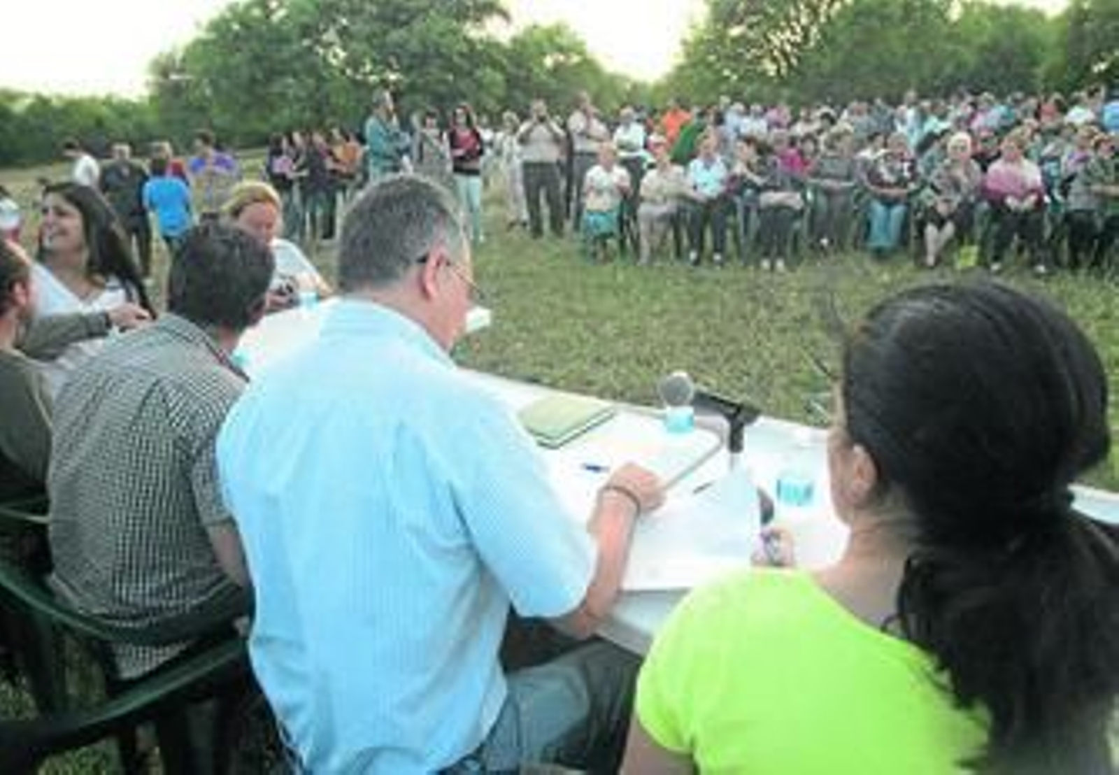 El alcalde, Juan Casanova, consulta el manifiesto durante el Pleno celebrado en la finca, ayer.