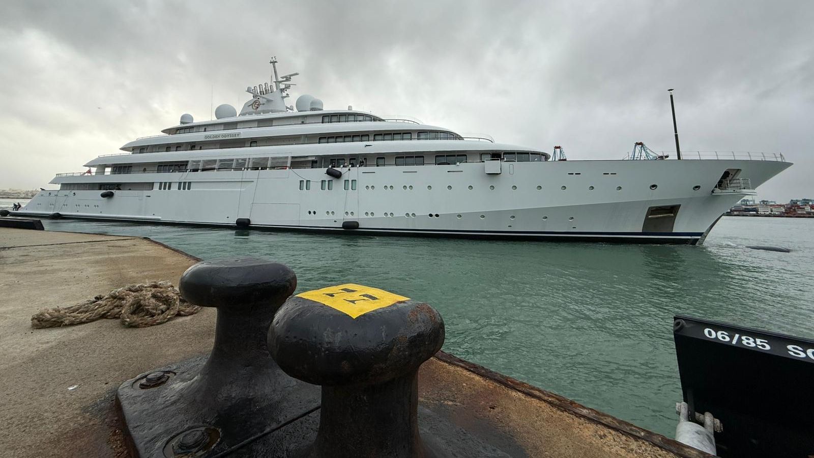 El impresionante Golden Odyssey abandona Algeciras rumbo a Gibraltar