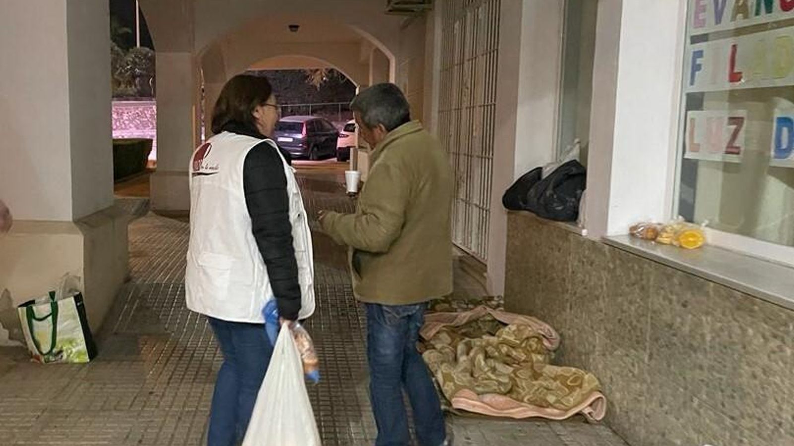 Una de las voluntarias de Calor en la Noche, en la calle Valdés.