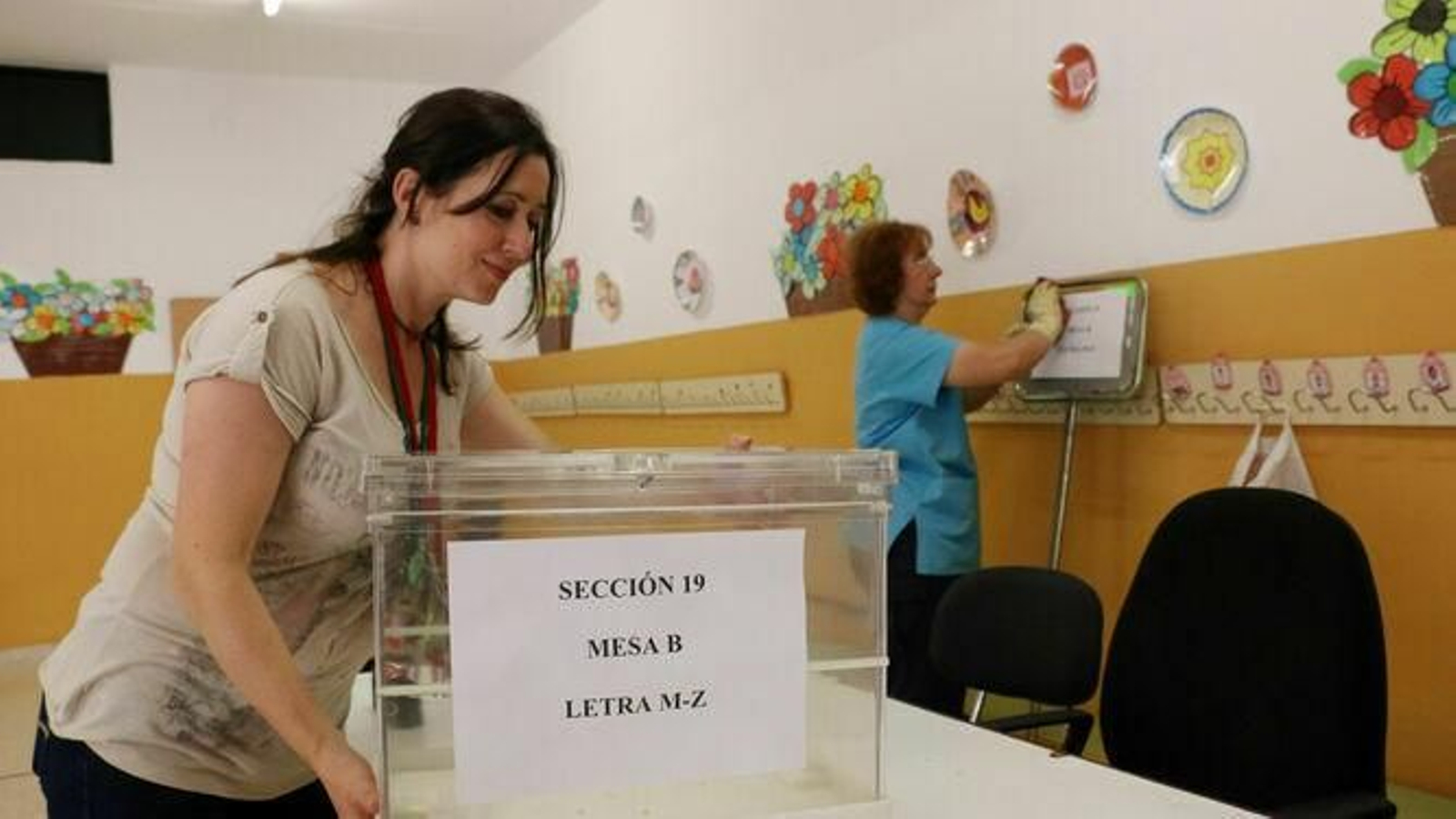 Preparación de una mesa en un colegio electoral.